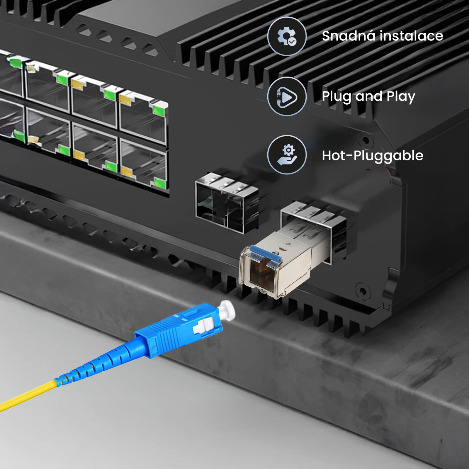 Modul SFP (optick&yacute; transceiver) extralinka vložen&yacute; do portu s&iacute;ťov&eacute;ho přep&iacute;nače.