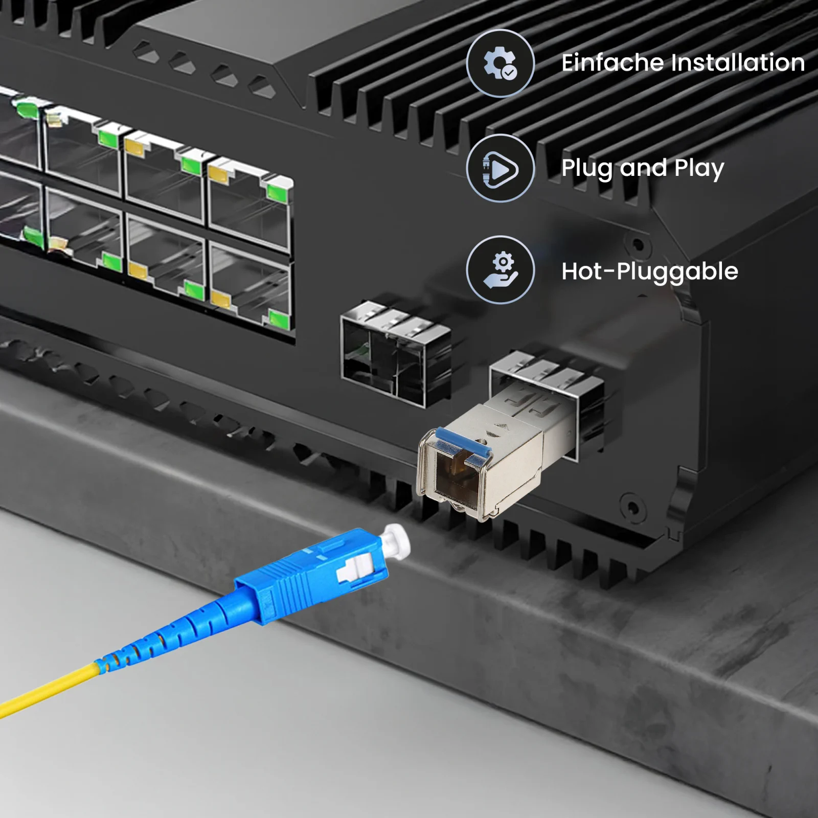 SFP-Modul (optischer Transceiver), das von au&szlig;en in einen Port des Netzwerk-Switches eingesteckt wird