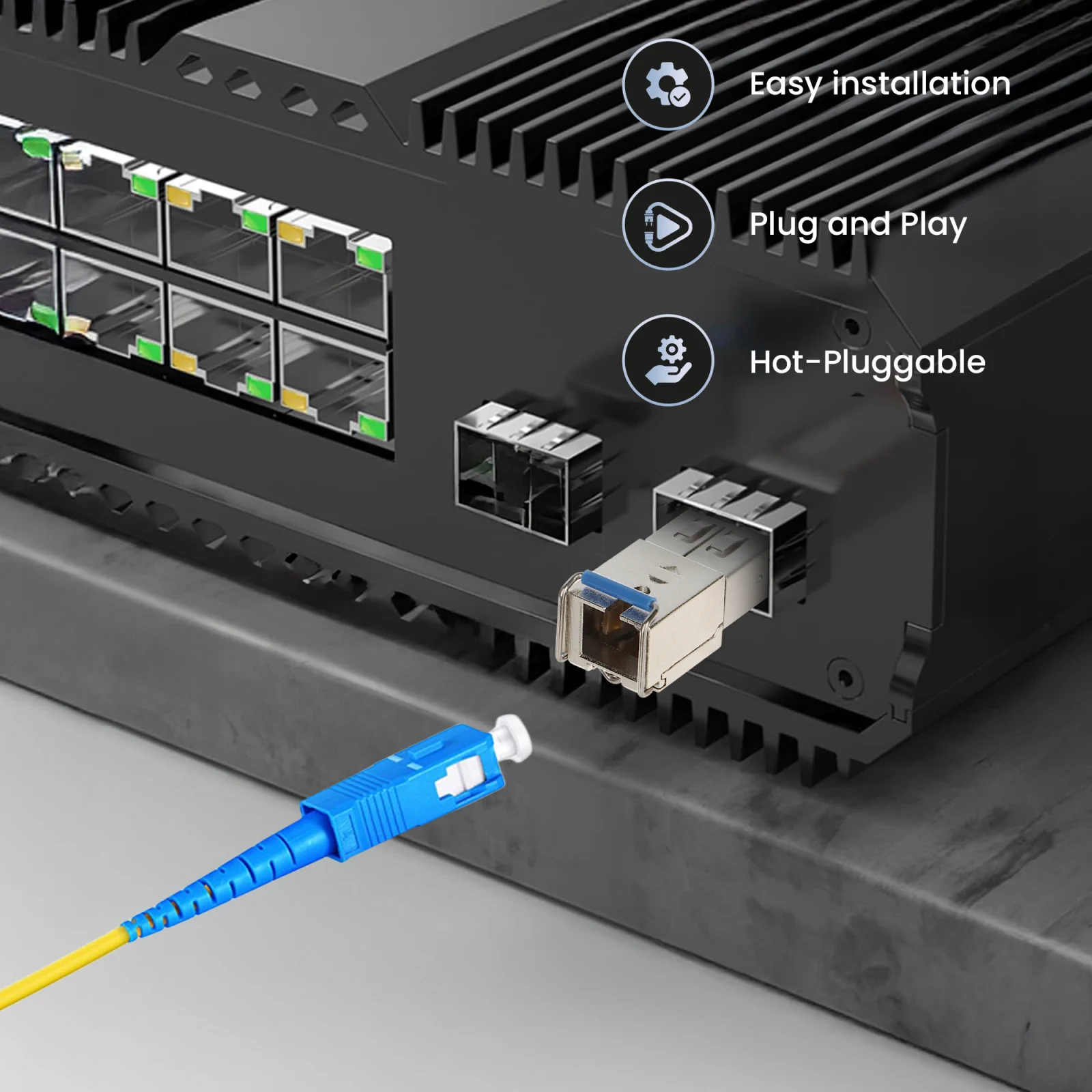 moduł SFP (transceiver optyczny) extralink wkładany do portu w przełączniku sieciowym