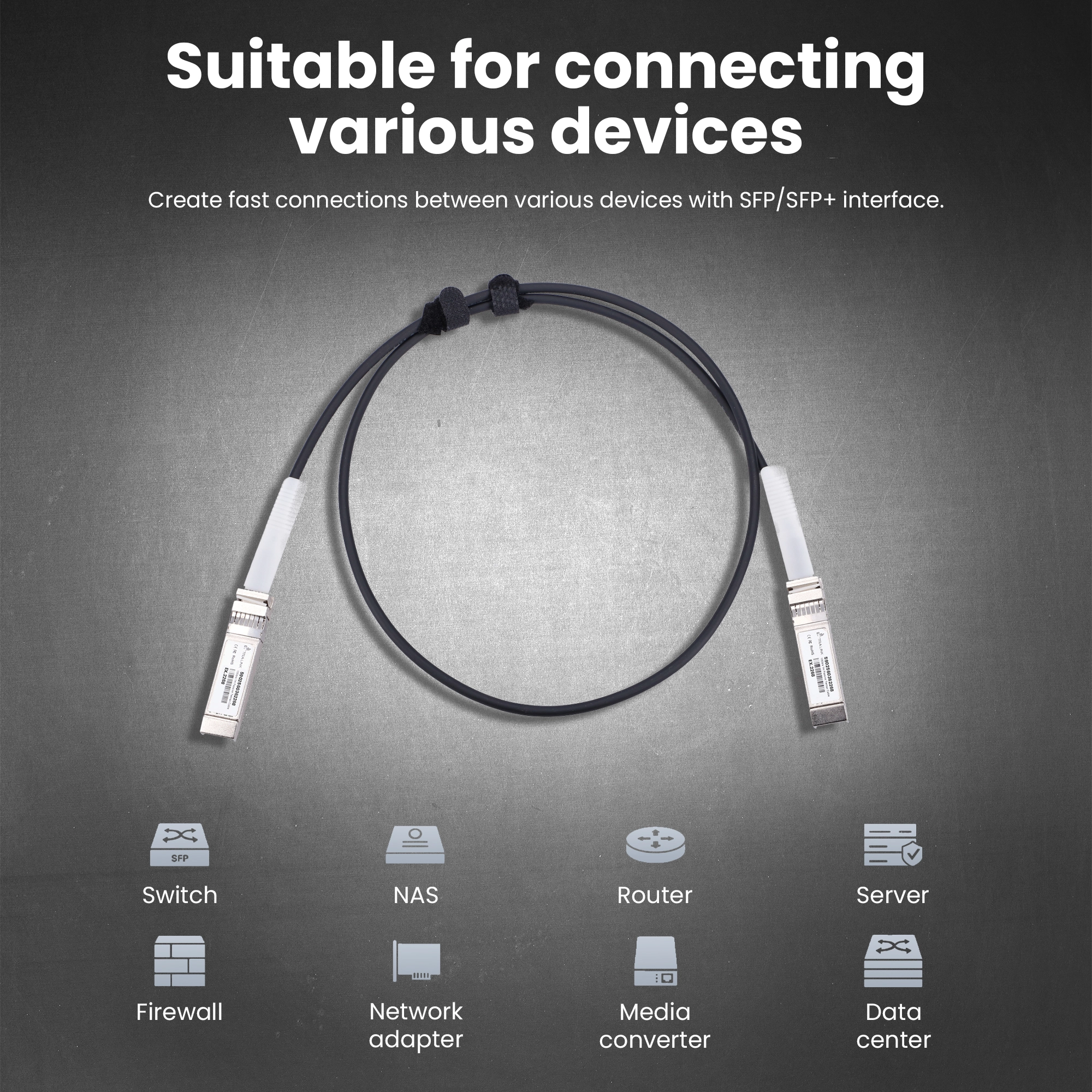 Czarny kabel SFP+ typu direct attach z wtykami na obu końcach, przeznaczony do szybkiej transmisji danych między urządzeniami