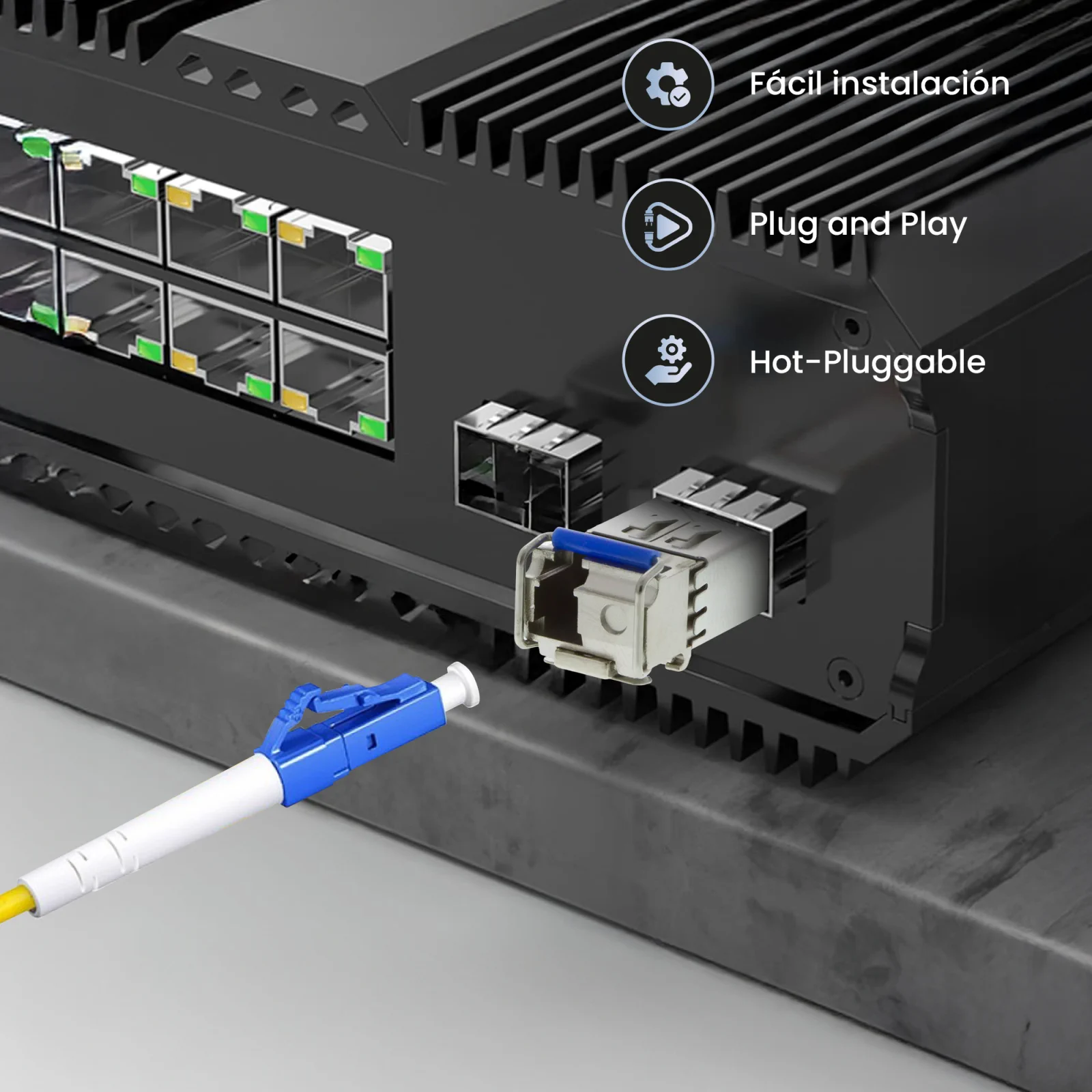 M&oacute;dulo SFP (transceptor &oacute;ptico) extralink insertado en un puerto del conmutador de red.