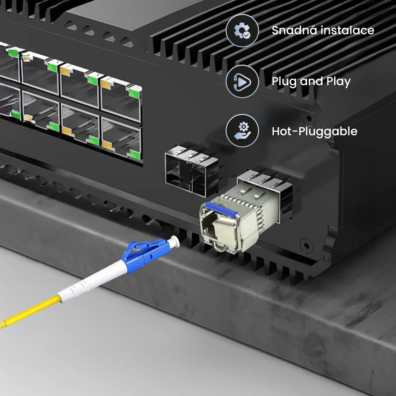 Modul SFP (optick&yacute; transceiver) extralinka vložen&yacute; do portu s&iacute;ťov&eacute;ho přep&iacute;nače.
