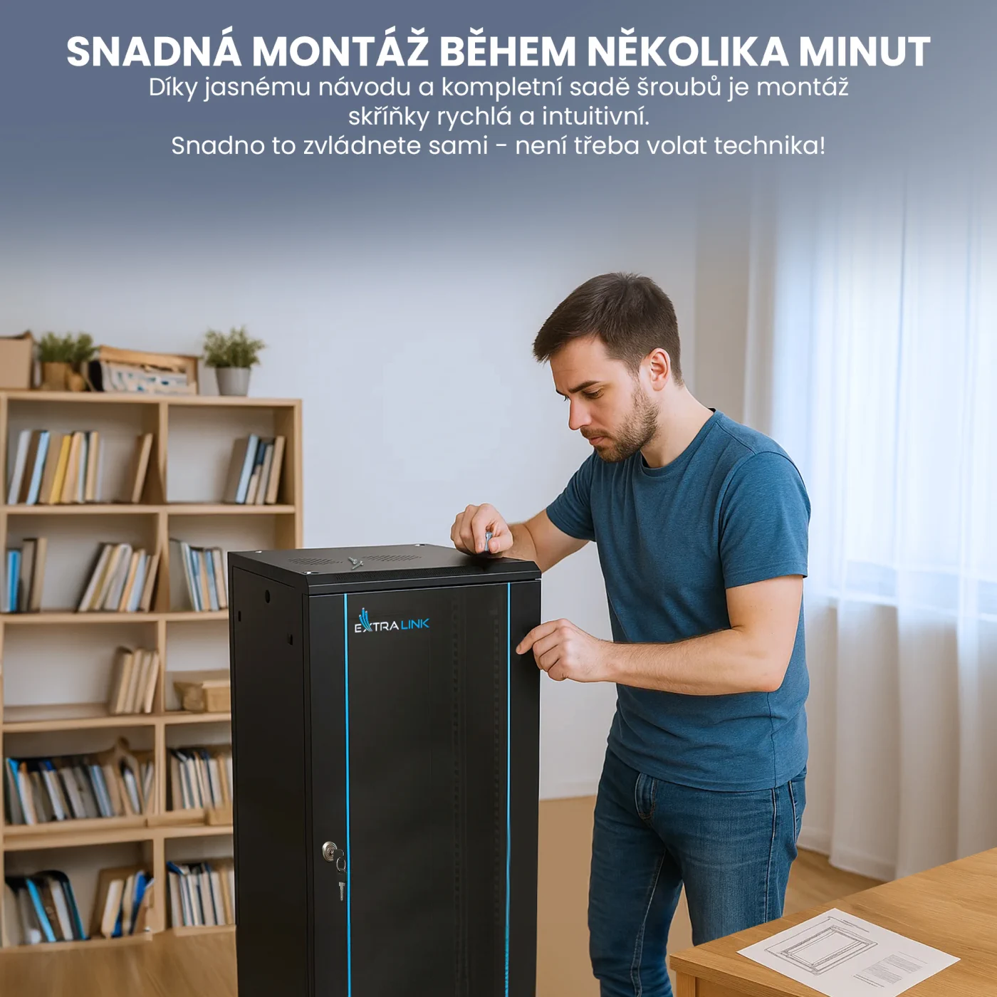 Muž montující stojan Extralink s informacemi o snadné a rychlé instalaci bez nutnosti volat technika.