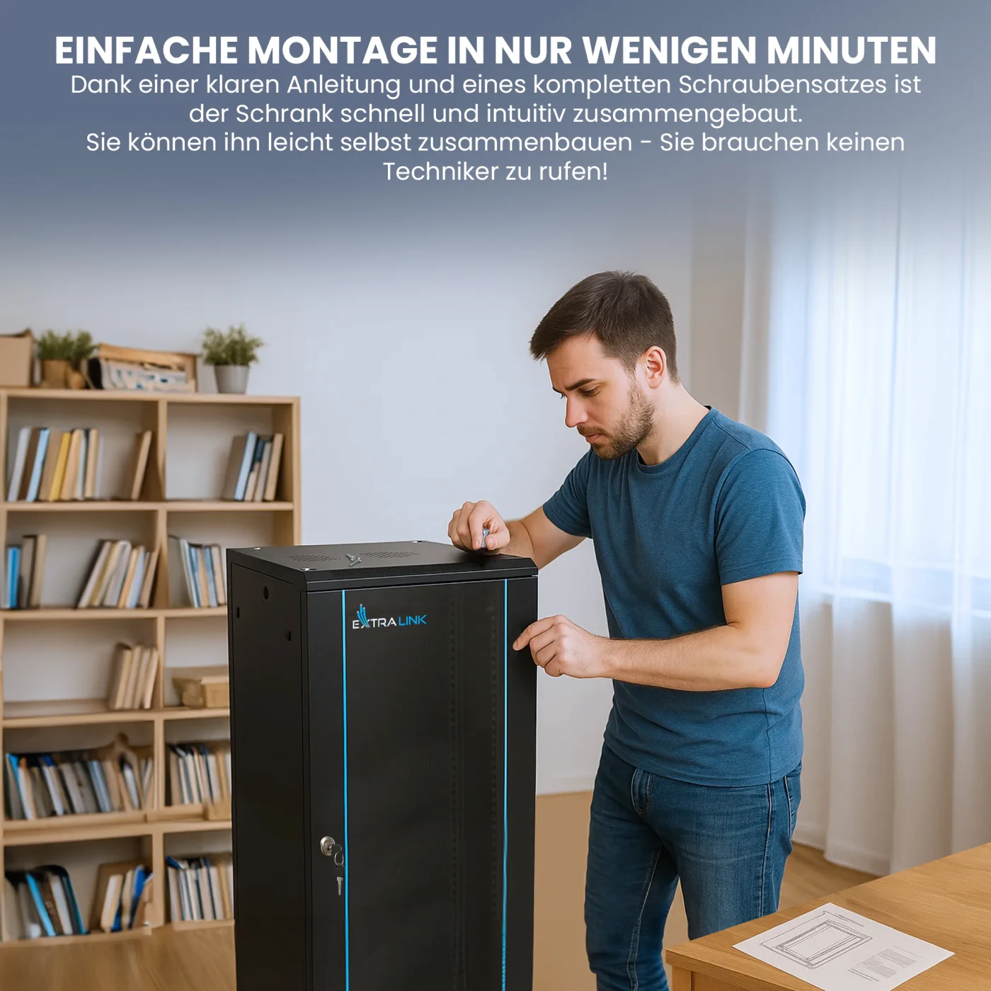 Ein Mann, der ein Extralink-Rack zusammenbaut, mit Informationen zur einfachen und schnellen Installation, ohne dass ein Techniker gerufen werden muss