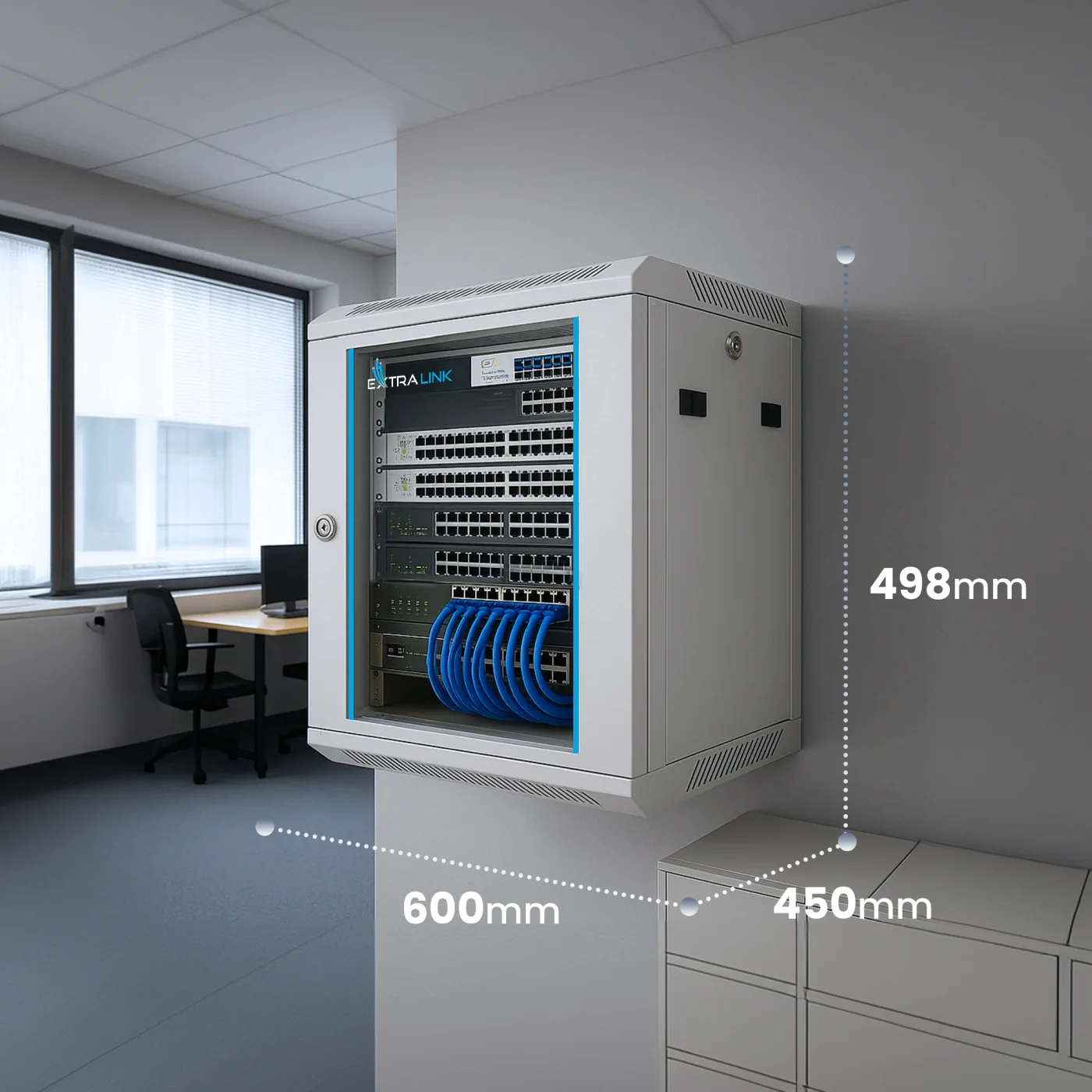 Biała szafa rack Extralink 9U o wymiarach 498×600×450 mm zamontowana na ścianie biura z widocznym sprzętem sieciowym