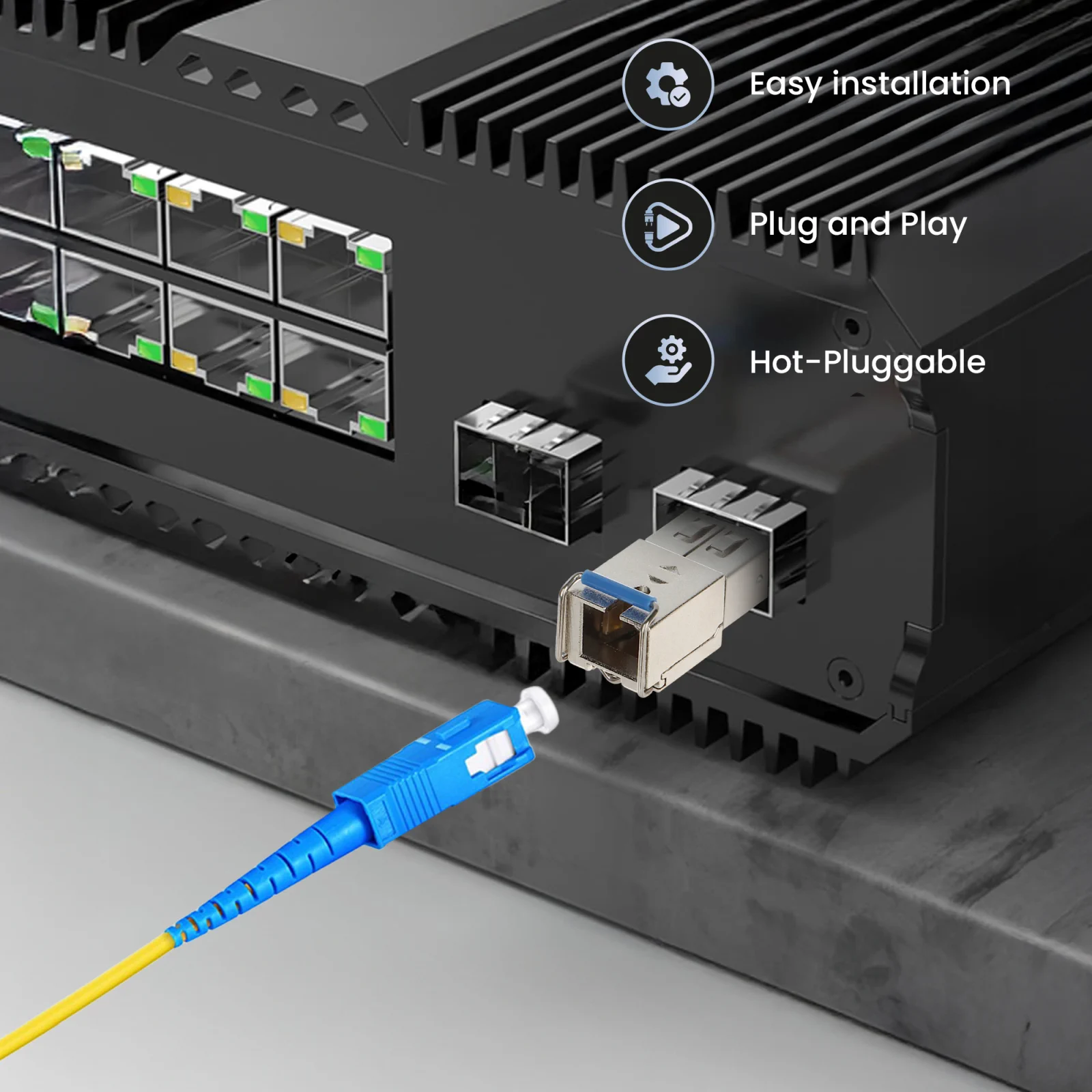moduł SFP (transceiver optyczny) extralink wkładany do portu w przełączniku sieciowym