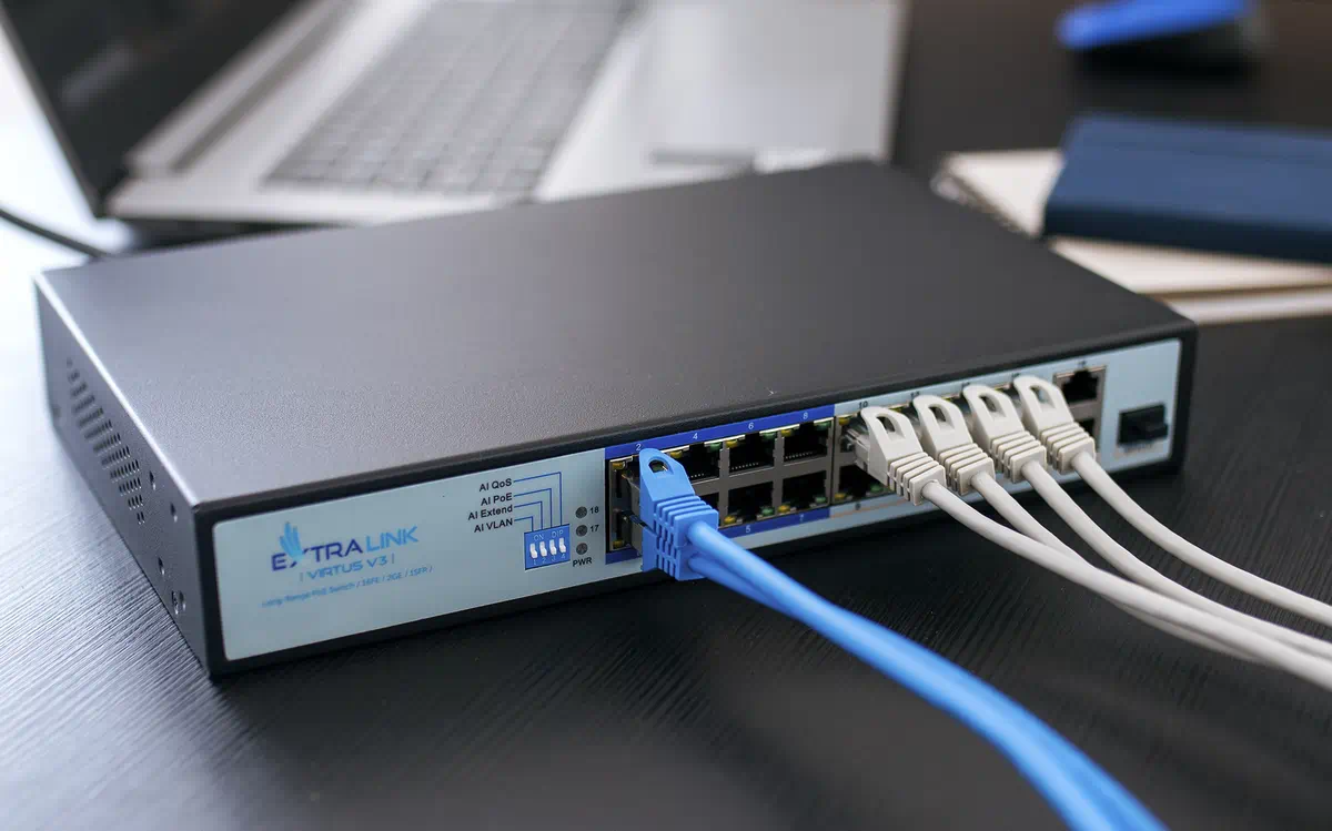 Virtus v3 16 portů rychlý ethernet poe 1x combo 2x Gbps