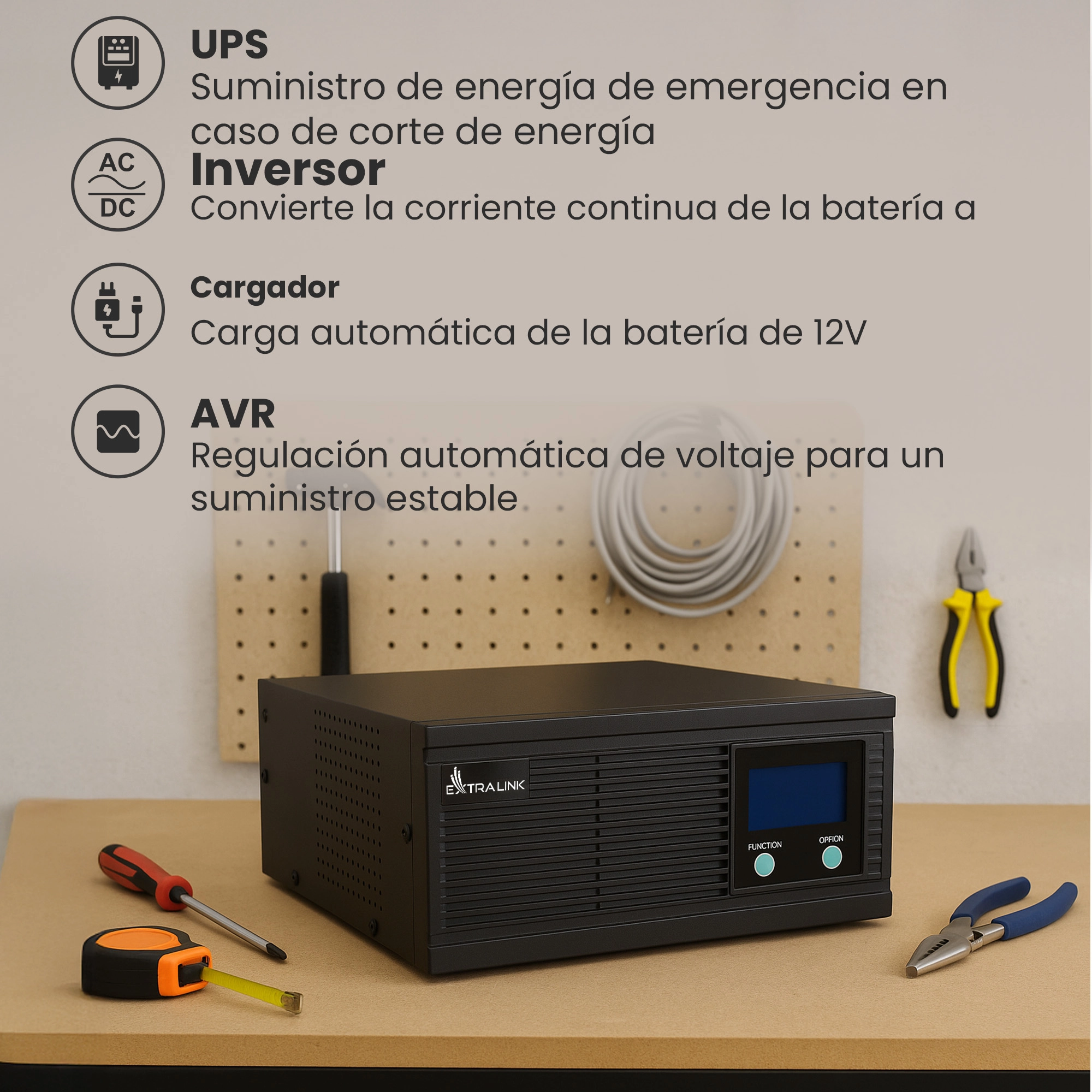 Inversor Extralink Lightning negro sobre una superficie de trabajo, rodeado de herramientas y contra un tablero perforado de madera.
