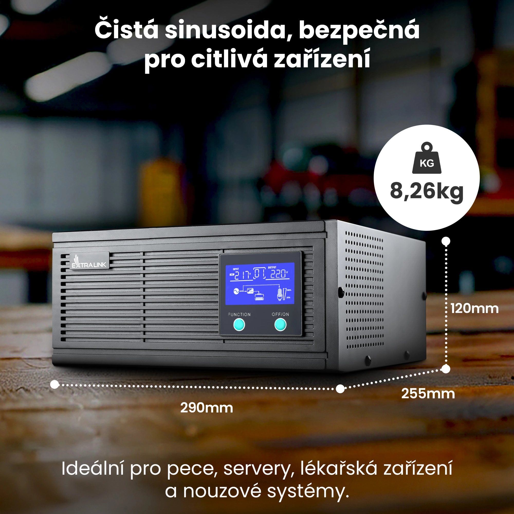 Černý napájecí zdroj Extralink Lightning na dřevěné desce s viditelnými rozměry a hmotností