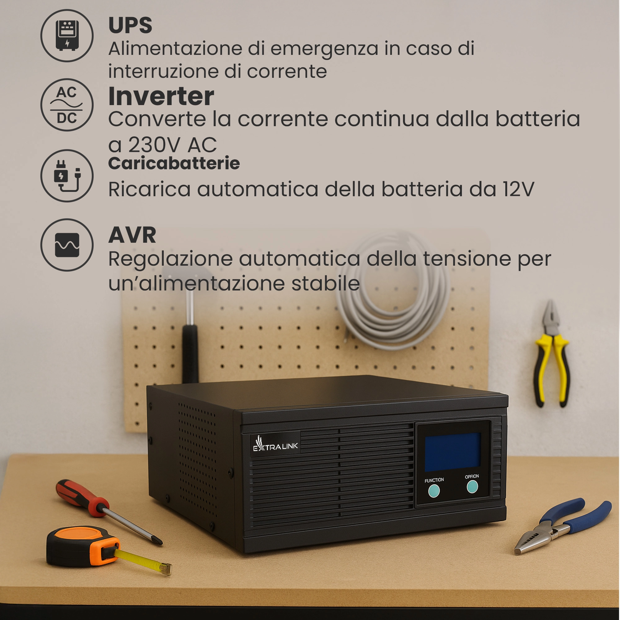 Inverter Extralink Lightning nero su un piano di lavoro, circondato da utensili e appoggiato su una tavola forata in legno