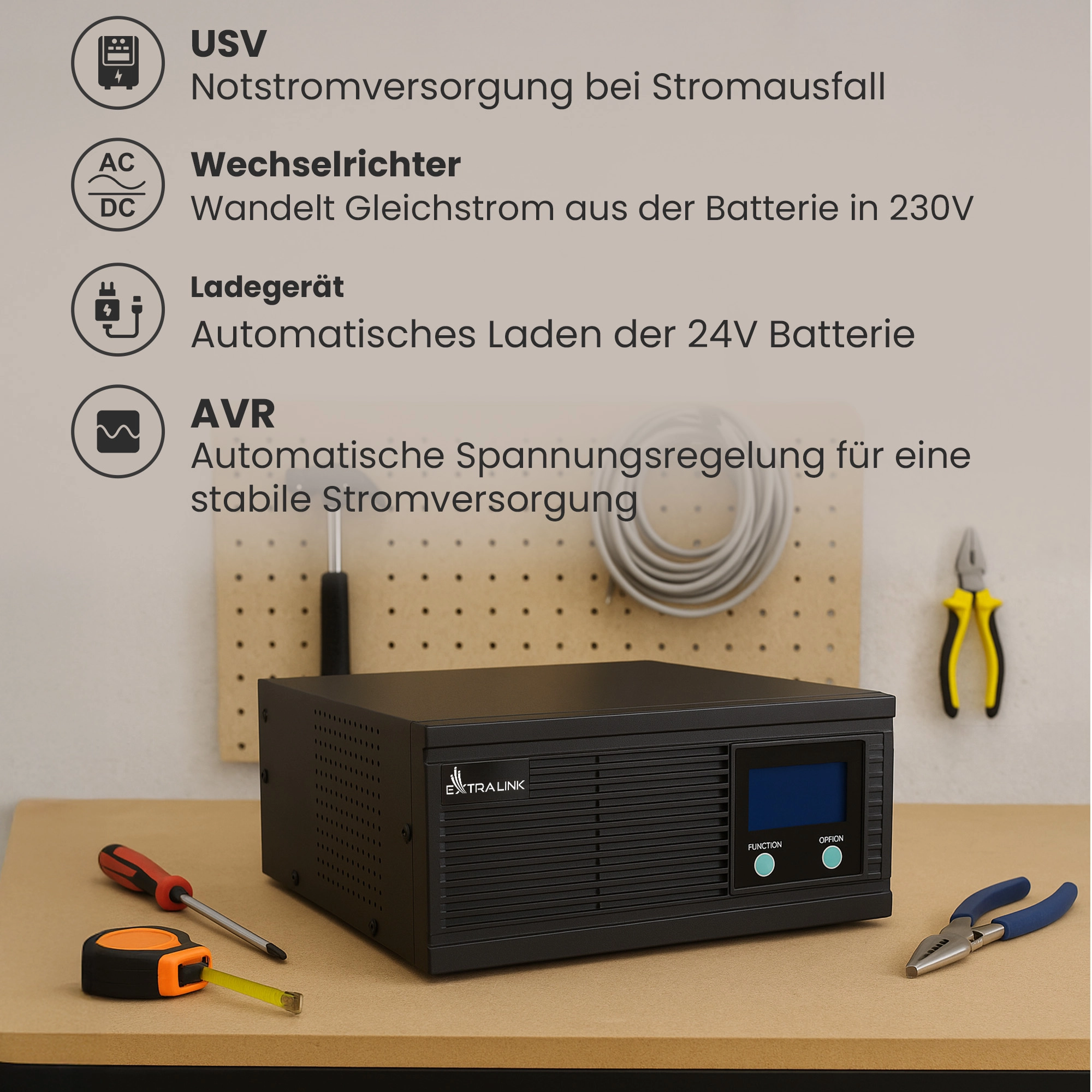 Schwarzer Extralink Lightning-Wechselrichter auf einer Arbeitsfl&auml;che, umgeben von Werkzeugen und gegen ein Holzlochbrett