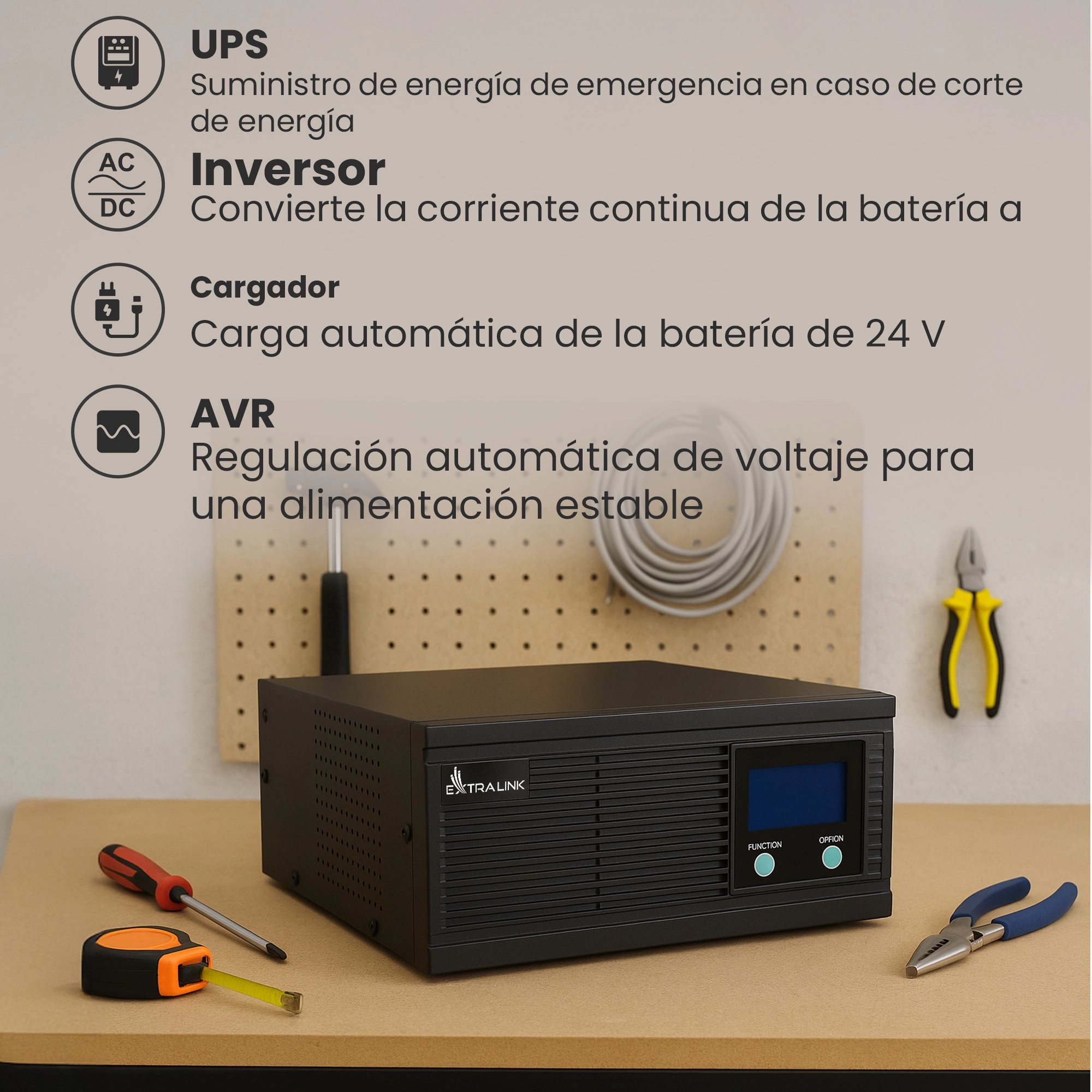 Inversor Extralink Lightning negro sobre una superficie de trabajo, rodeado de herramientas y contra un tablero perforado de madera.