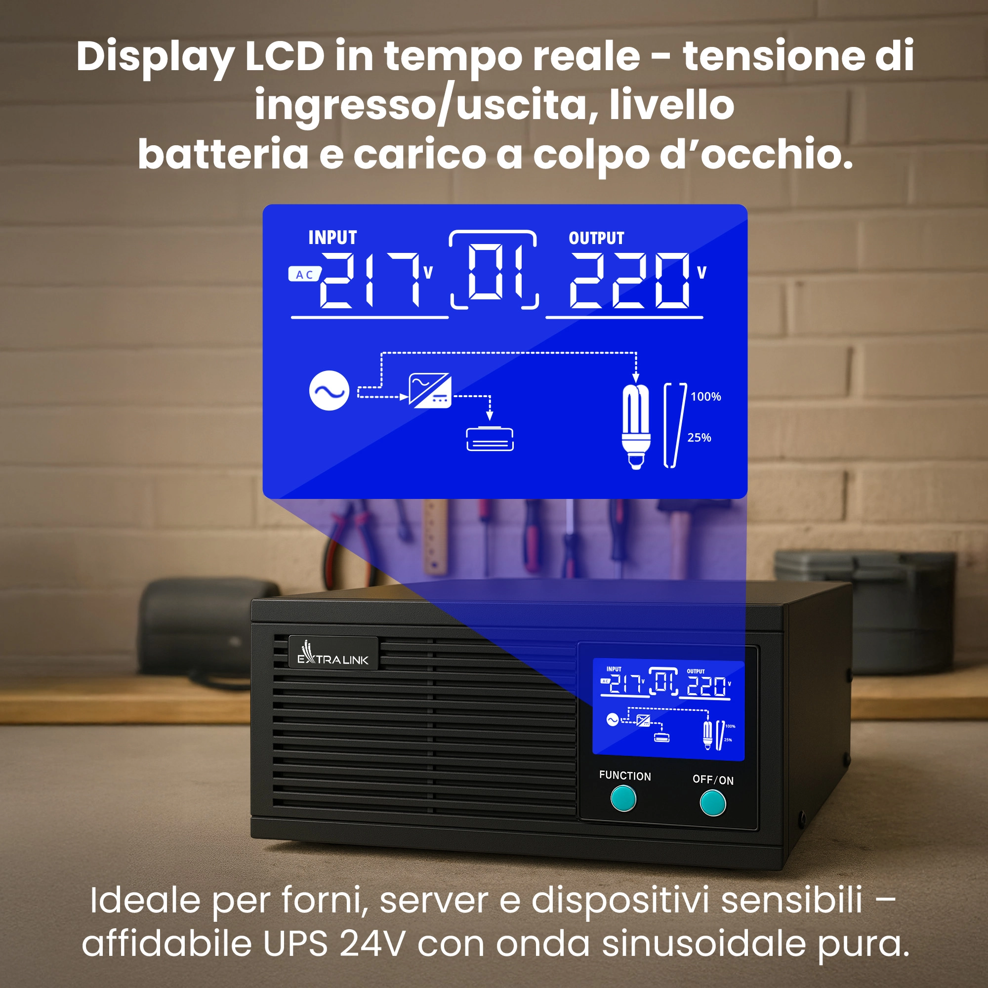 Alimentatore Extralink Bolt su banco di lavoro, con display ingrandito che mostra le tensioni di INGRESSO e di USCITA
