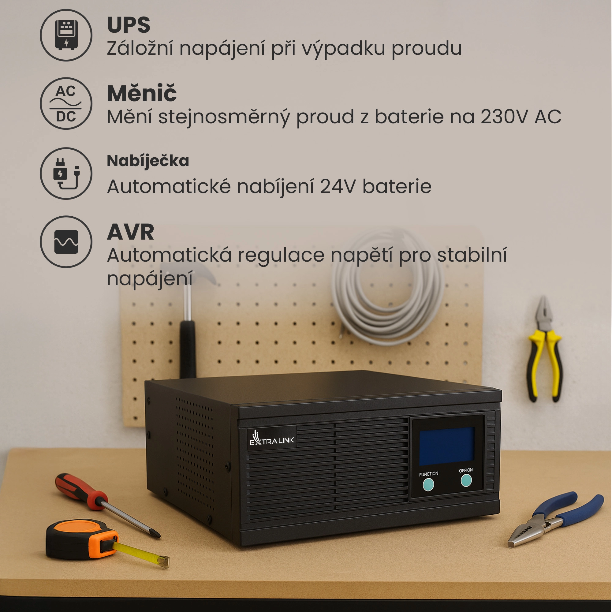 Čern&yacute; měnič Extralink Lightning na pracovn&iacute; plo&scaron;e, obklopen&yacute; n&aacute;řad&iacute;m a opřen&yacute; o dřevěnou perforovanou desku.