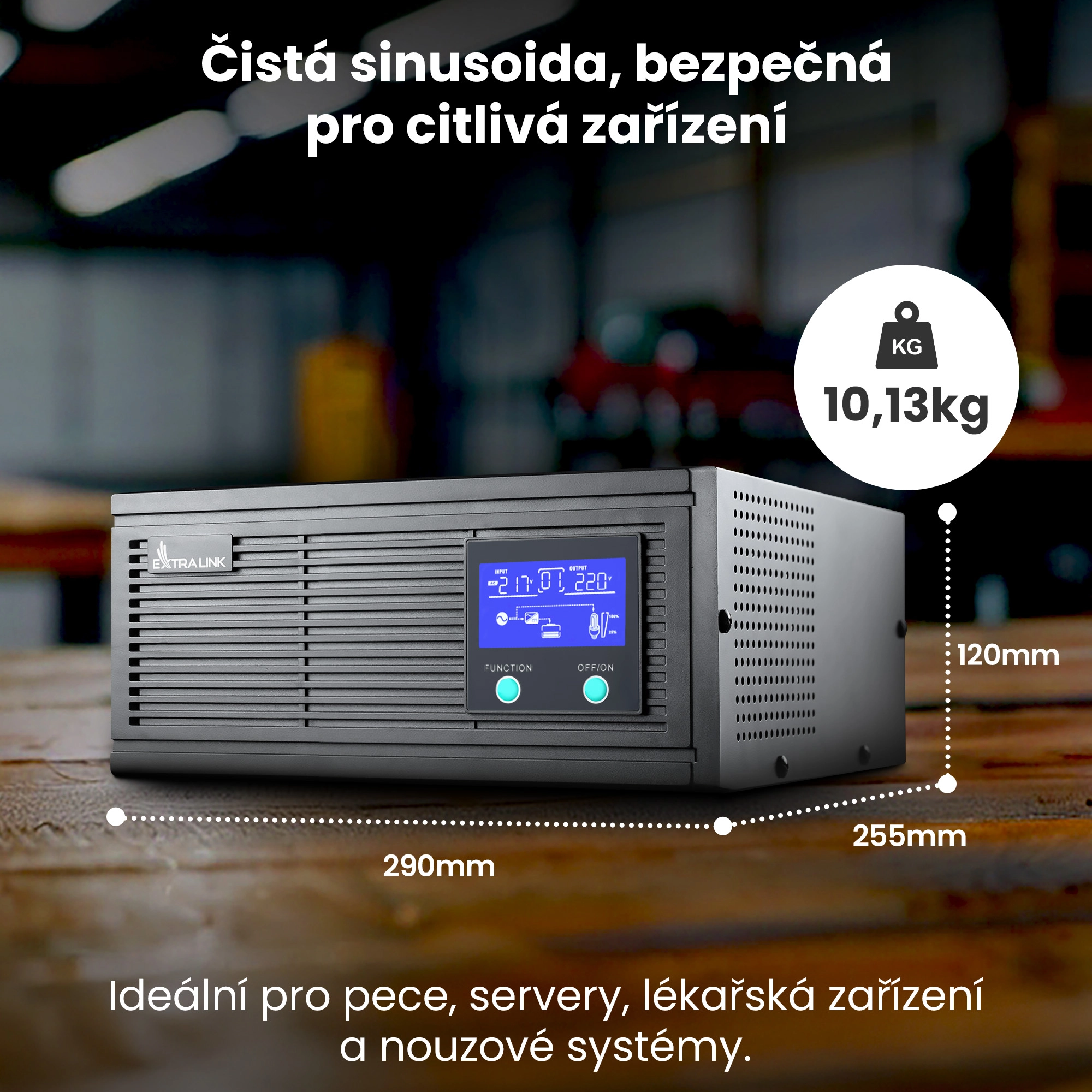 Čern&yacute; nap&aacute;jec&iacute; zdroj Extralink Lightning na dřevěn&eacute; desce s viditeln&yacute;mi rozměry a hmotnost&iacute;