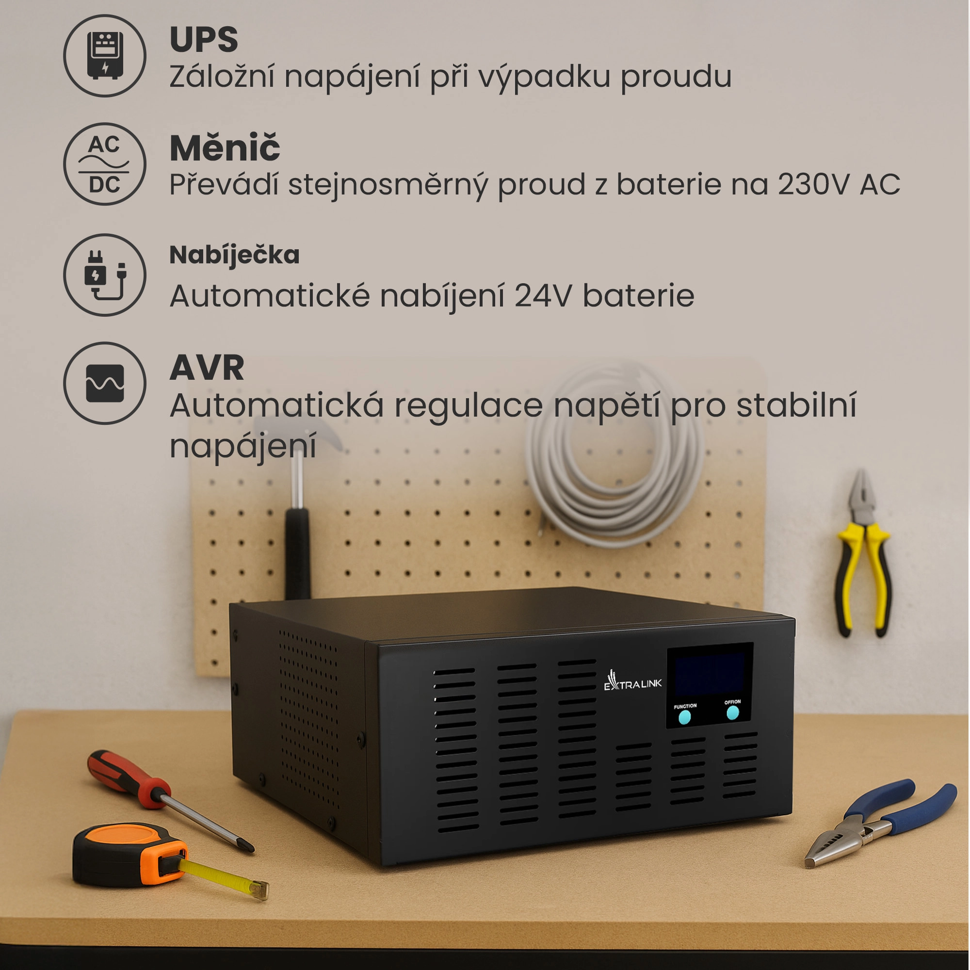 Čern&yacute; měnič Extralink Lightning na pracovn&iacute; desce, obklopen&yacute; n&aacute;řad&iacute;m a opřen&yacute; o dřevěnou perforovanou desku.