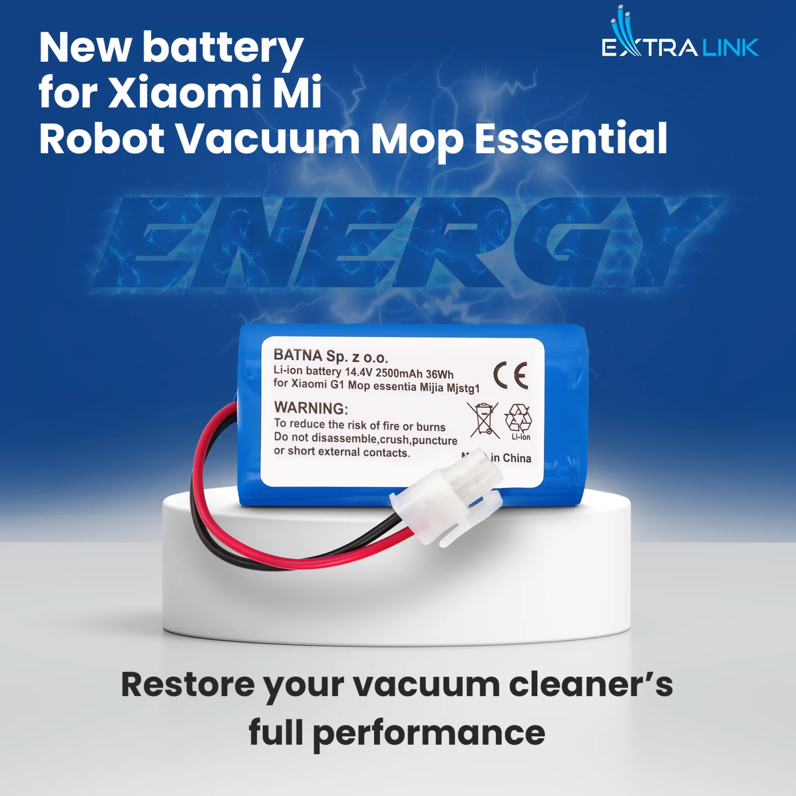 xiaomi süpürgeler için yedek pil mavi renkte, beyaz etiketli ve beyaz stand üzerinde fişli kablo