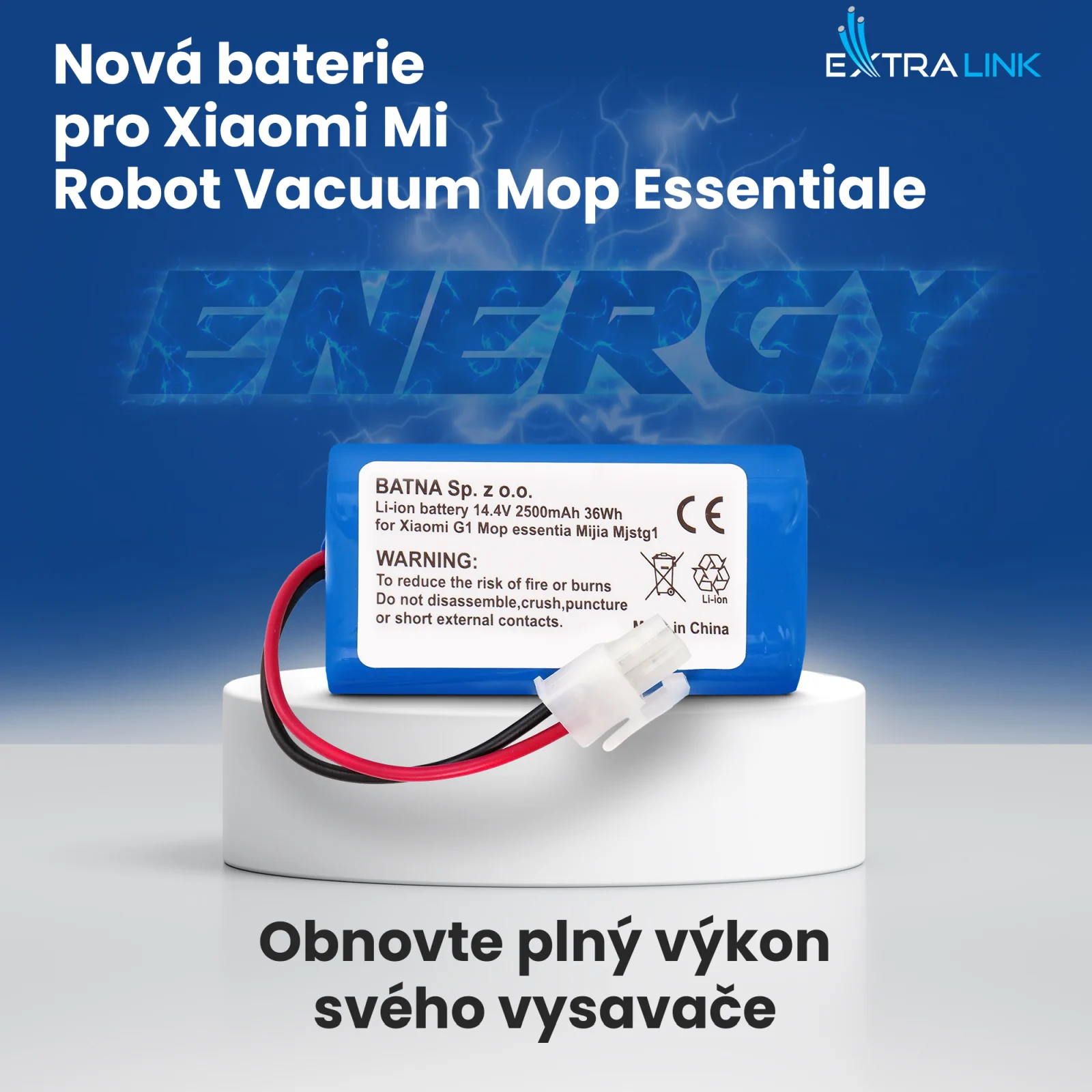 náhradní baterie pro vysavače xiaomi v modré barvě s bílým štítkem a kabelem se zástrčkou na bílém stojanu