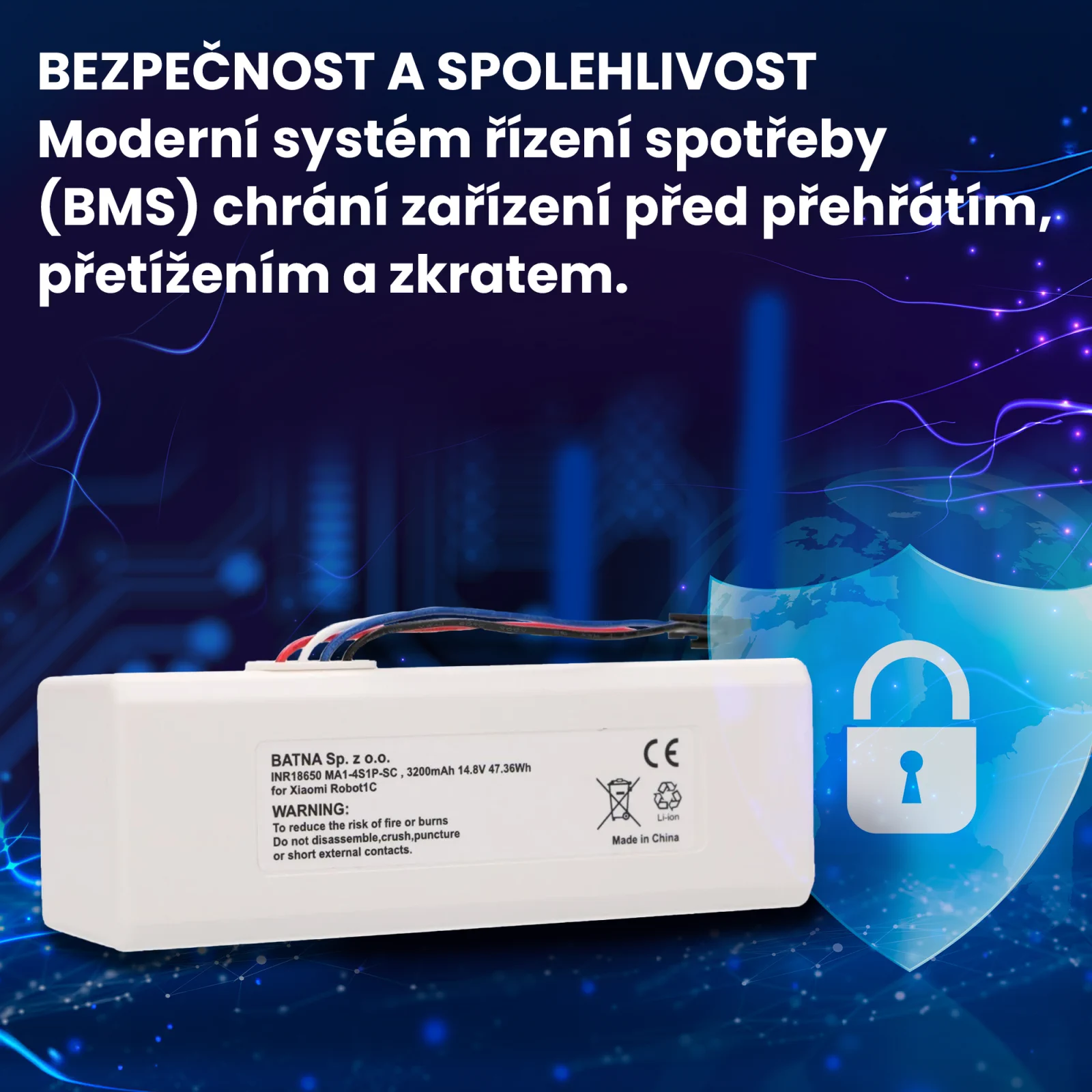 b&iacute;l&aacute; baterie pro &uacute;klidov&eacute;ho robota xiaomi robot 1c vedle bezpečnostn&iacute;ho symbolu s modr&yacute;m &scaron;t&iacute;tem a b&iacute;l&yacute;m visac&iacute;m z&aacute;mkem