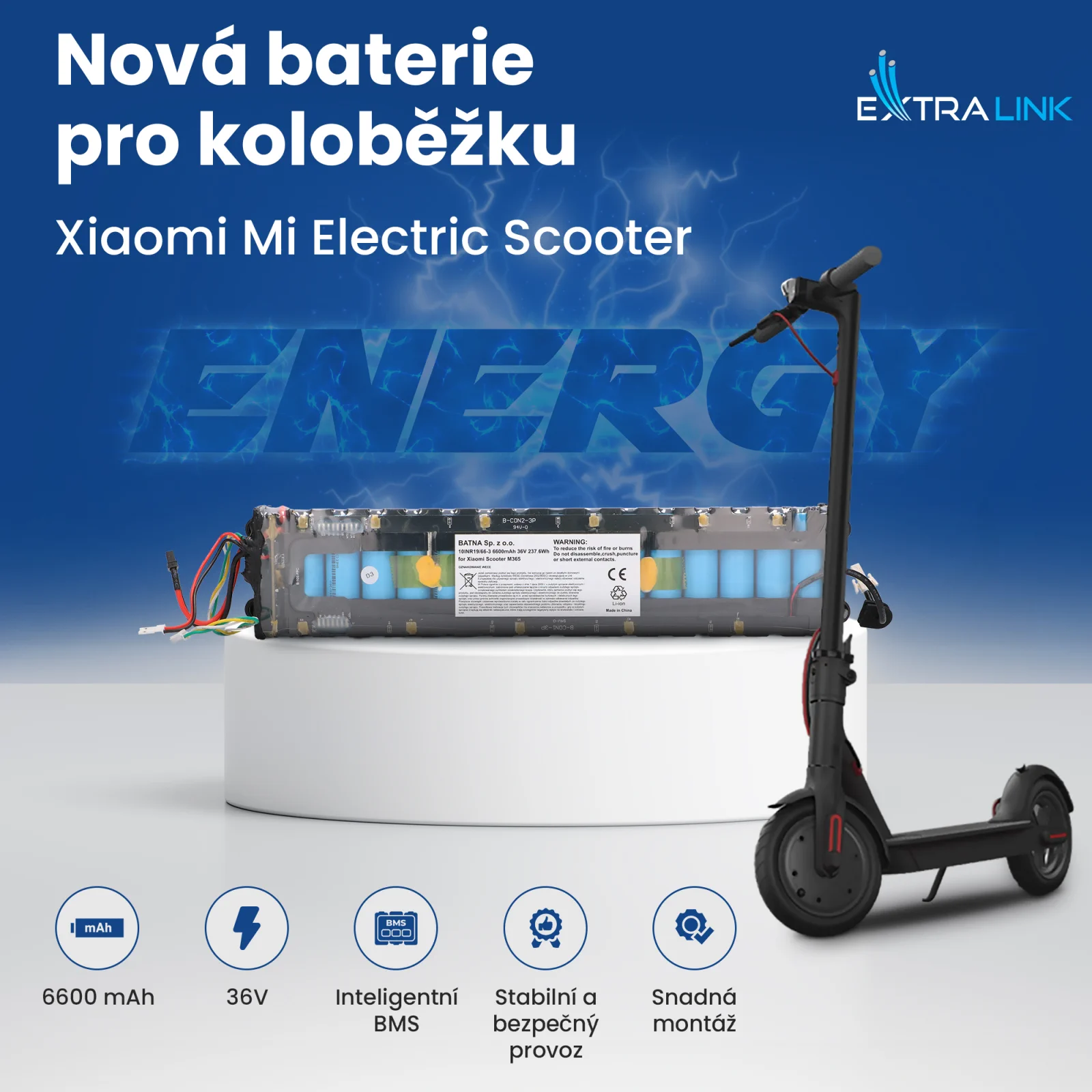 baterie pro koloběžky na bílém stojanu vedle koloběžky xiaomi m365 v pozadí modré logo