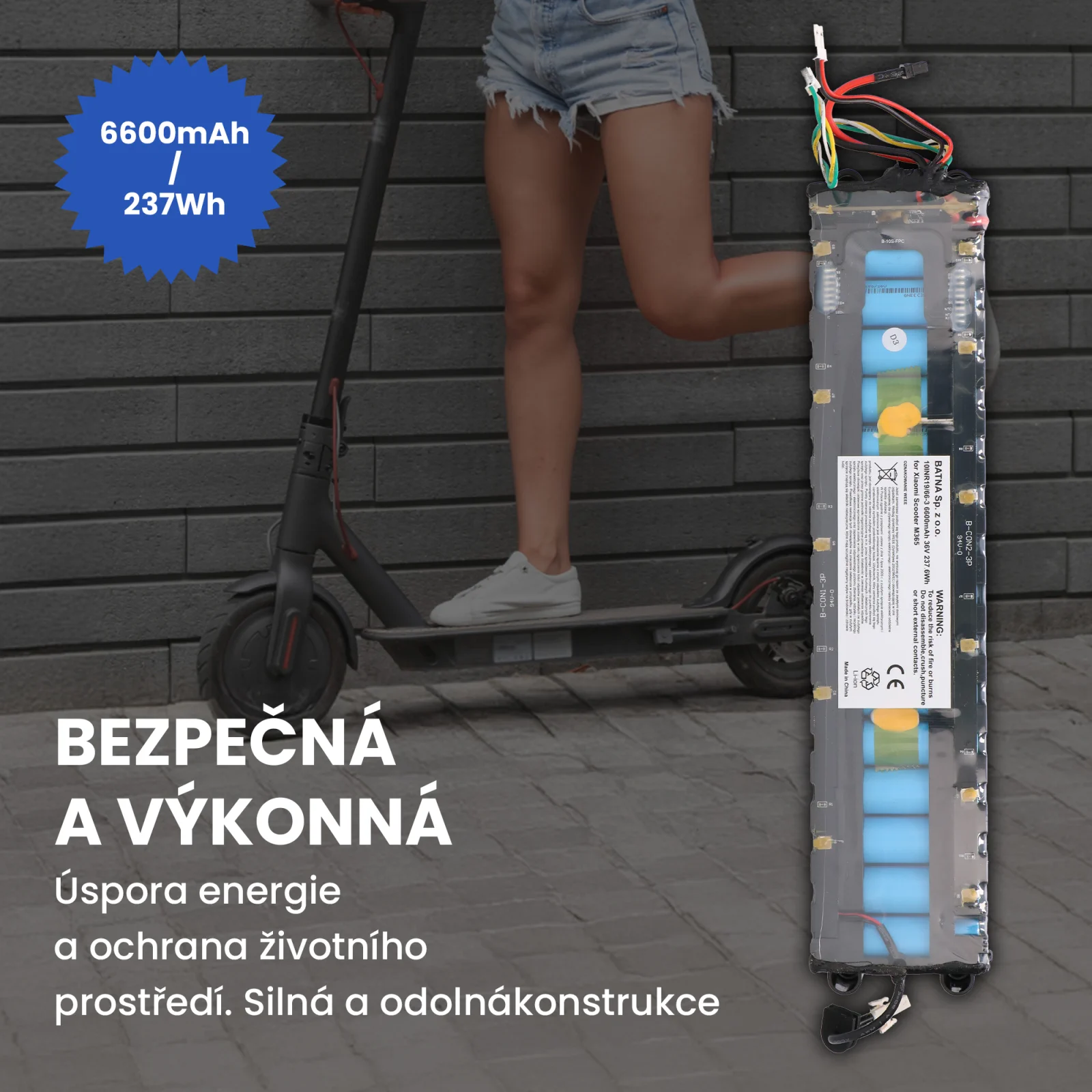 vpravo vertikálně baterie skútru, v pozadí žena v džínových šortkách na skútru xiaomi m365
