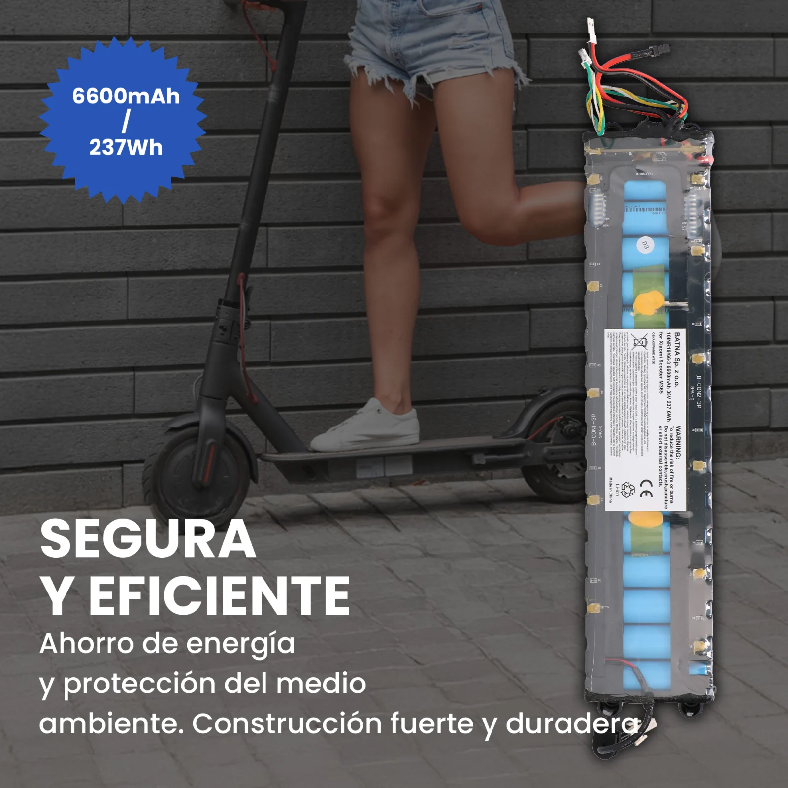 a la derecha verticalmente una batería de scooter, en el fondo una mujer en pantalones cortos de mezclilla en un scooter xiaomi m365