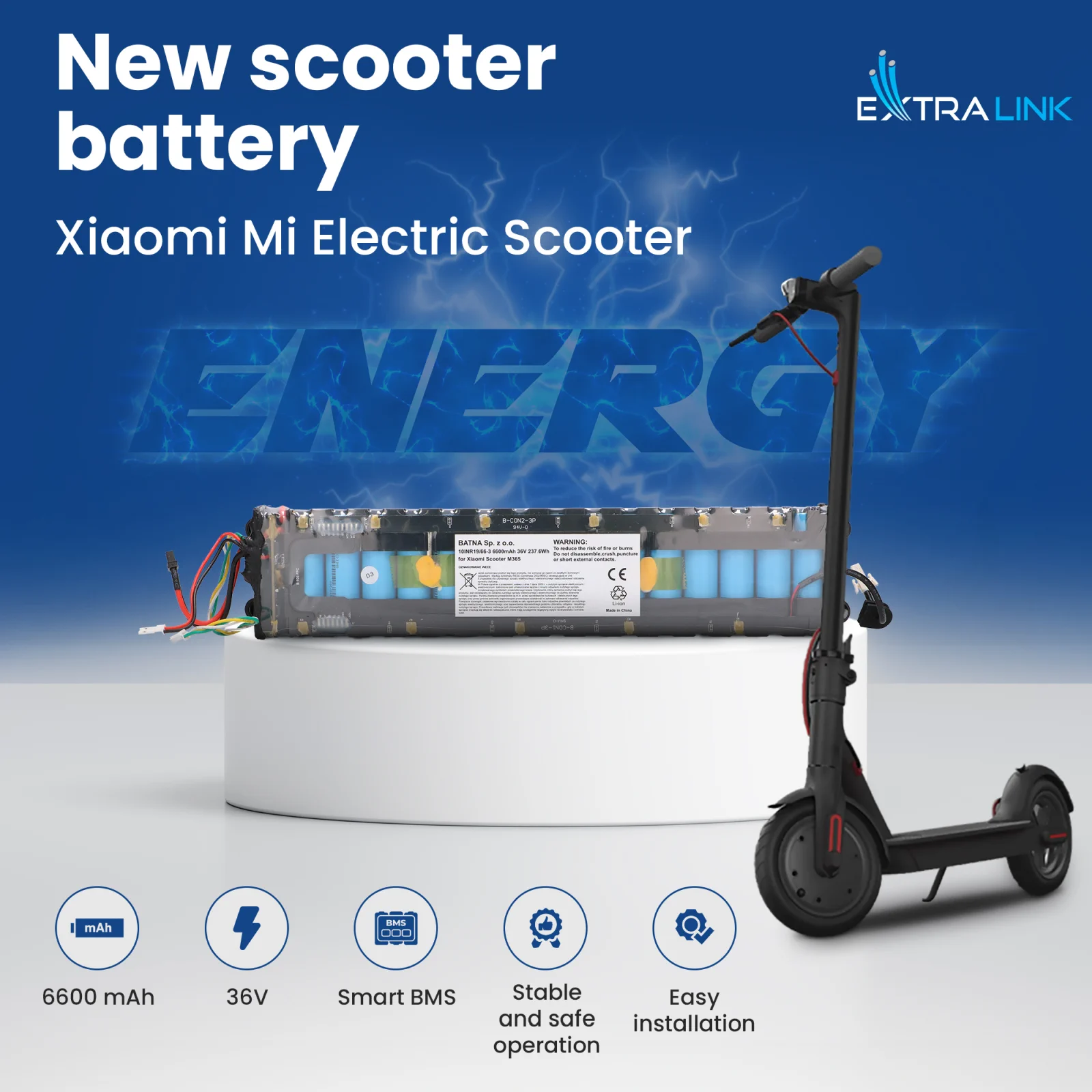 bateria do hulajnogi na białej podstawce obok hulajnoga xiaomi m365 w tle niebieskie logo 'ENERGY'
