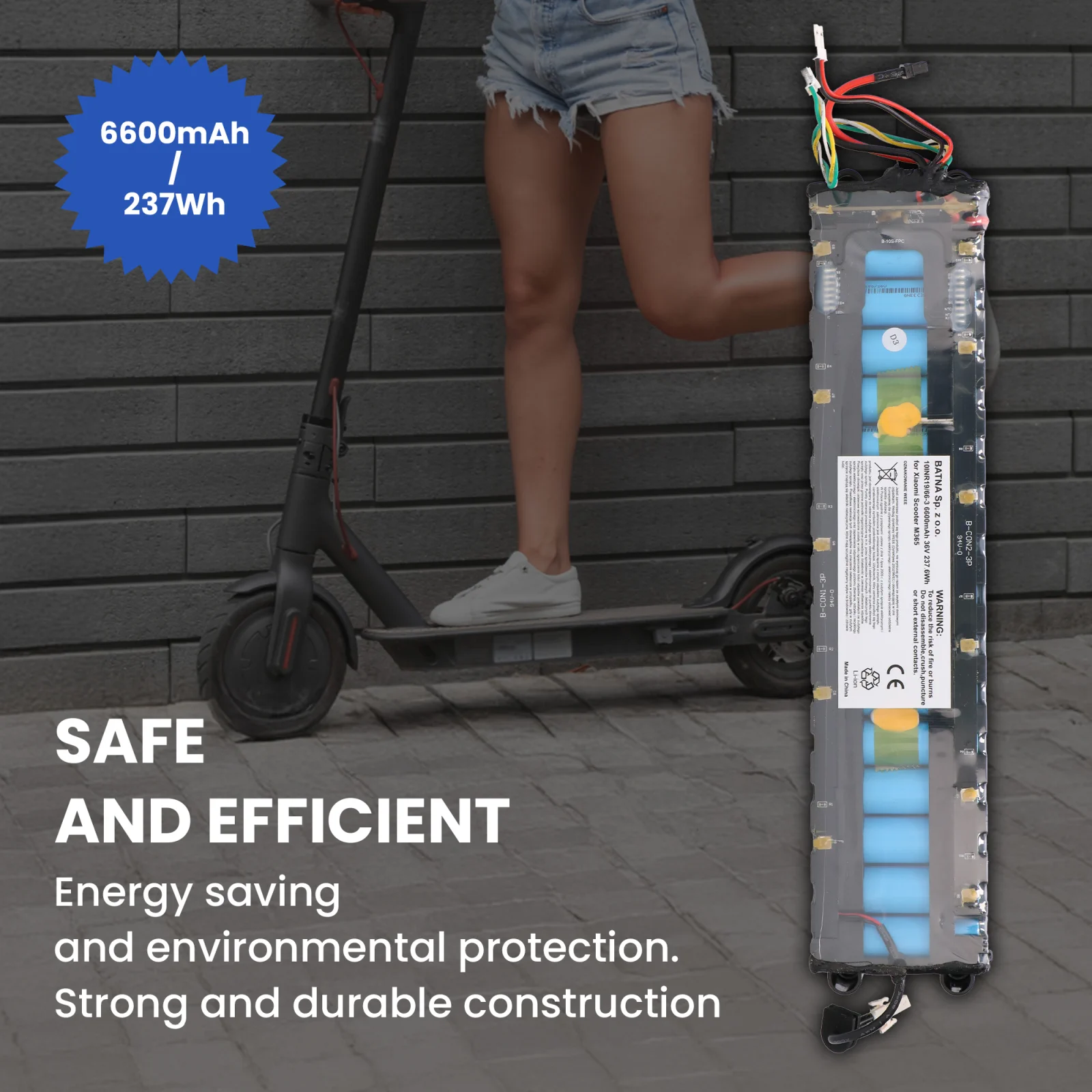 po prawej stronie w pionie bateria do hulajnogi, w tle kobieta w jeansowych spodenkach na hulajnodze xiaomi m365