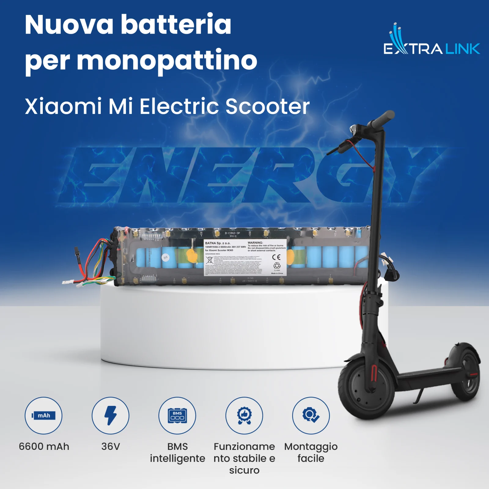 batteria per scooter su supporto bianco accanto allo scooter xiaomi m365 sullo sfondo logo 'ENERGY' blu