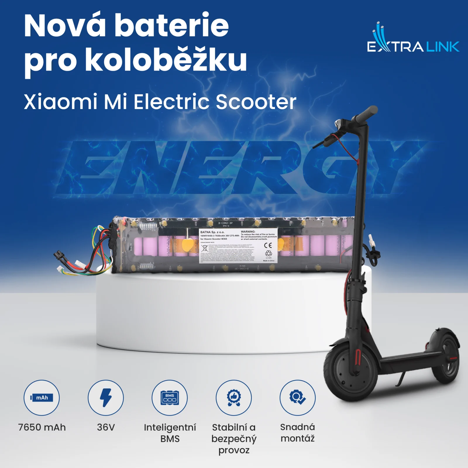 baterie pro koloběžky na bílém stojanu vedle koloběžky xiaomi m365 v pozadí modré logo