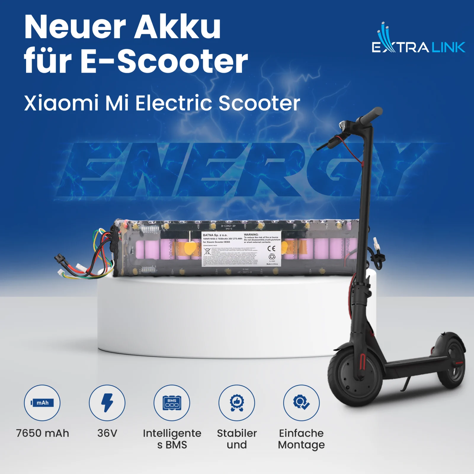 Roller-Batterie auf wei&szlig;em St&auml;nder neben xiaomi m365 Roller im Hintergrund blaues 'ENERGY'-Logo