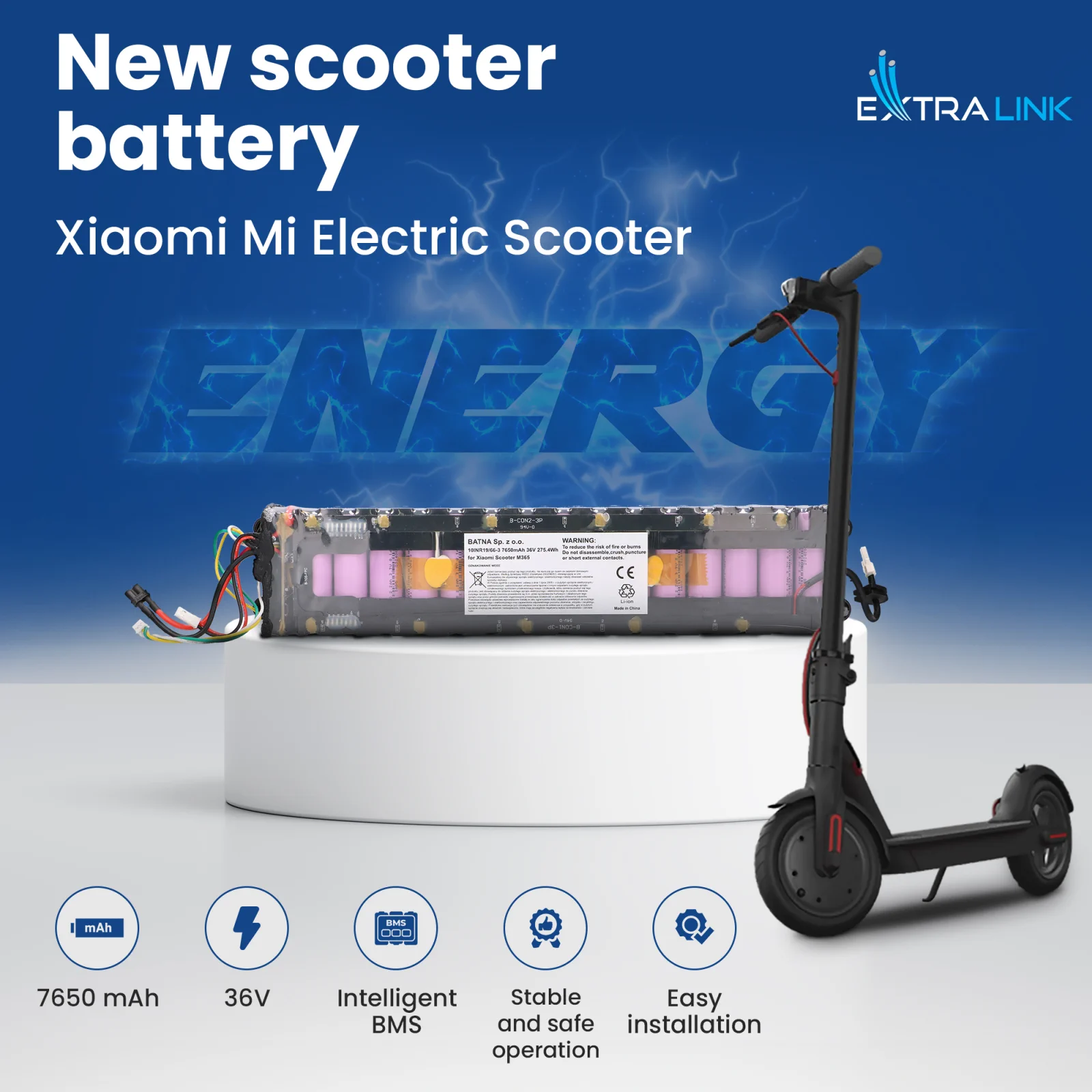 batería de scooter en el soporte blanco junto a xiaomi m365 scooter en el fondo azul 'ENERGÍA' logo