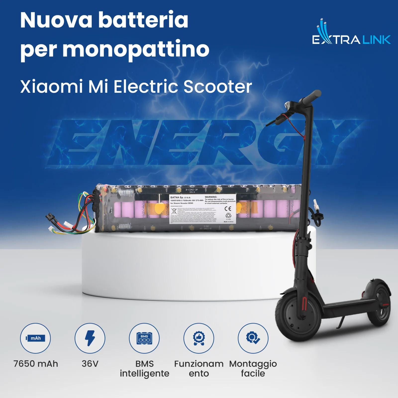 batteria per scooter su supporto bianco accanto allo scooter xiaomi m365 sullo sfondo logo 'ENERGY' blu