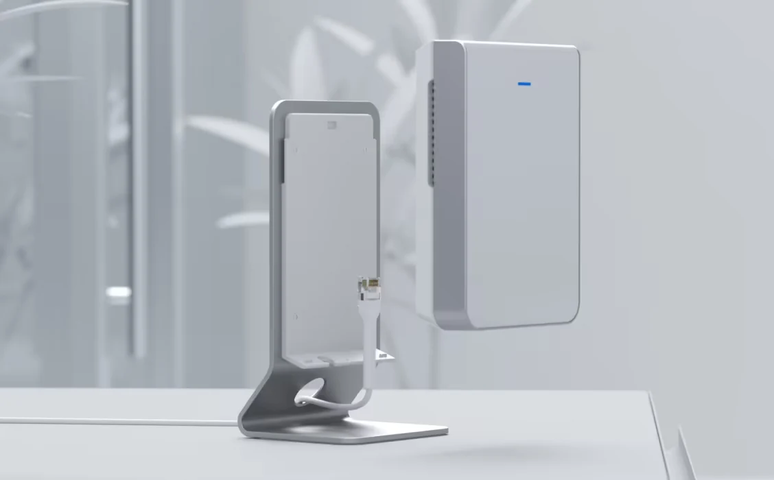Белая настольная подставка с установленным устройством Ubiquiti, показанная на светлой поверхности.
