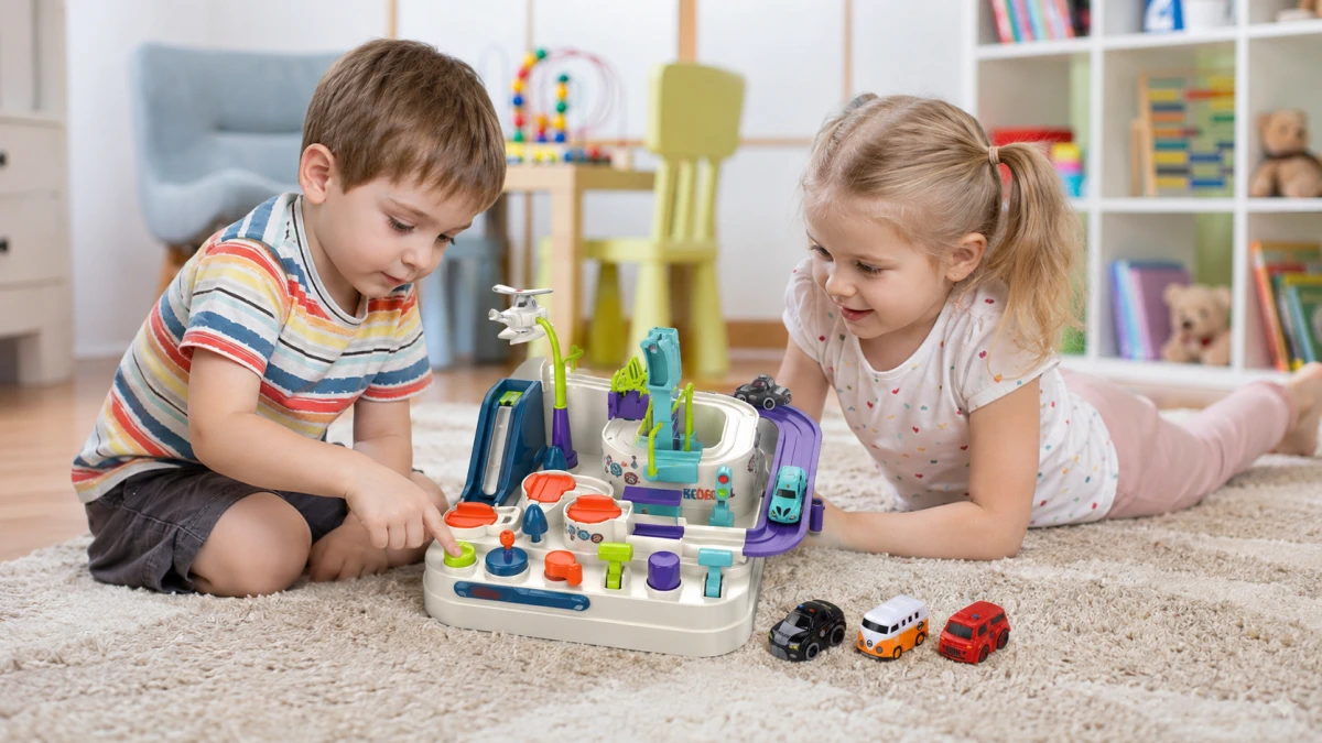 Duas crianças a brincar com a pista inteligente de carrinhos Extralink Toys
