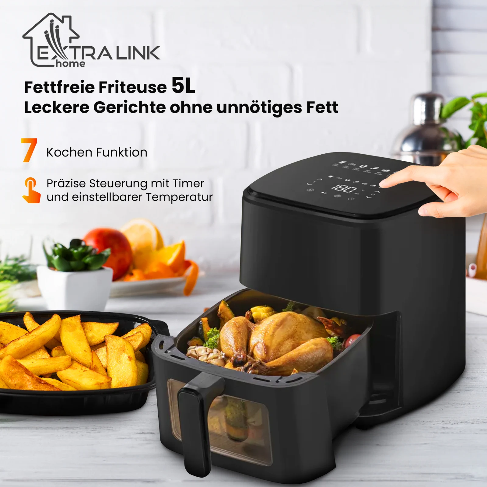 Fettfreie 5L-Hei&szlig;luftfritteuse mit H&auml;hnchen im Korb, Pommes und einer Hand, die das Bedienfeld ber&uuml;hrt
