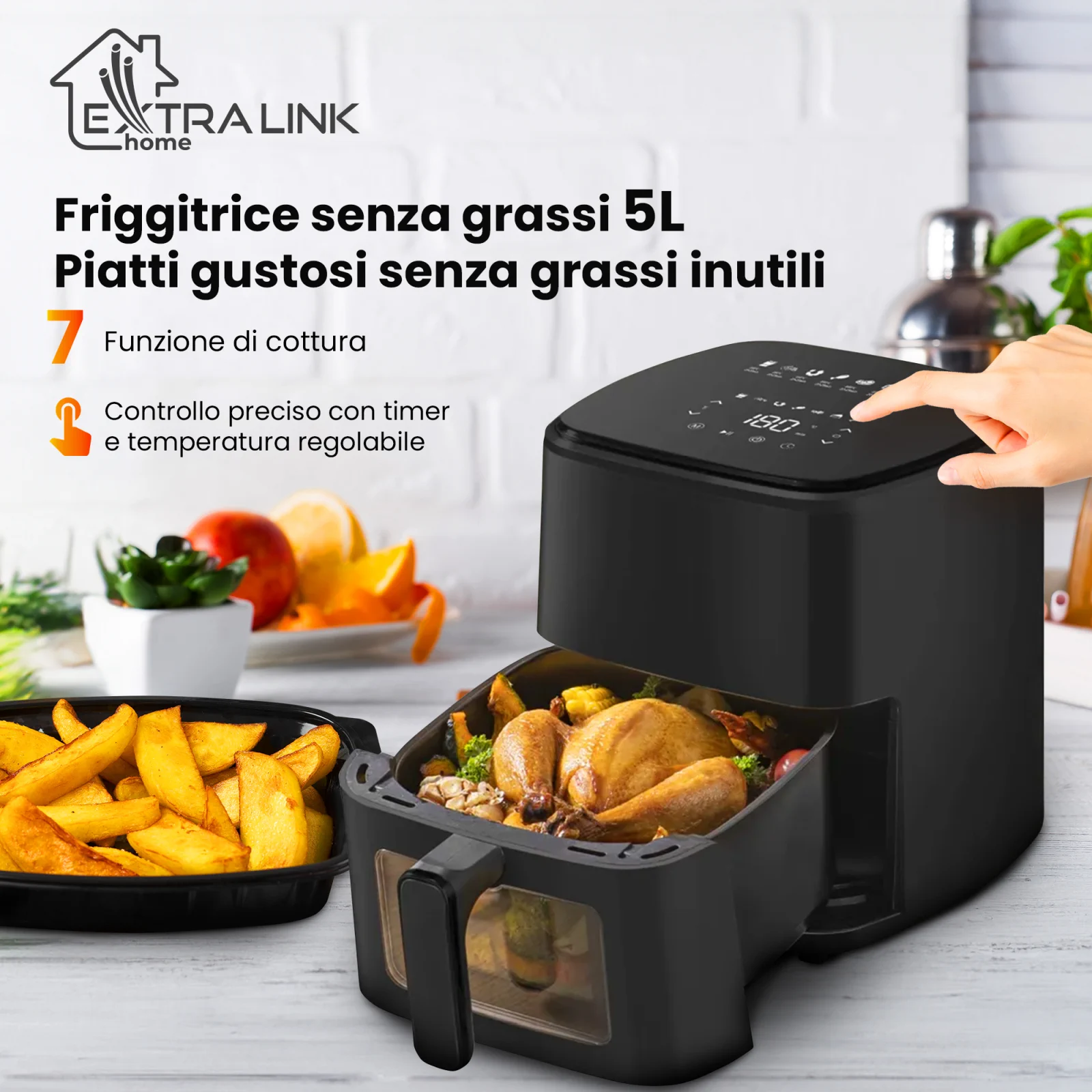 Friggitrice ad aria da 5L con pollo nel cestello, patatine e una mano che tocca il pannello di controllo