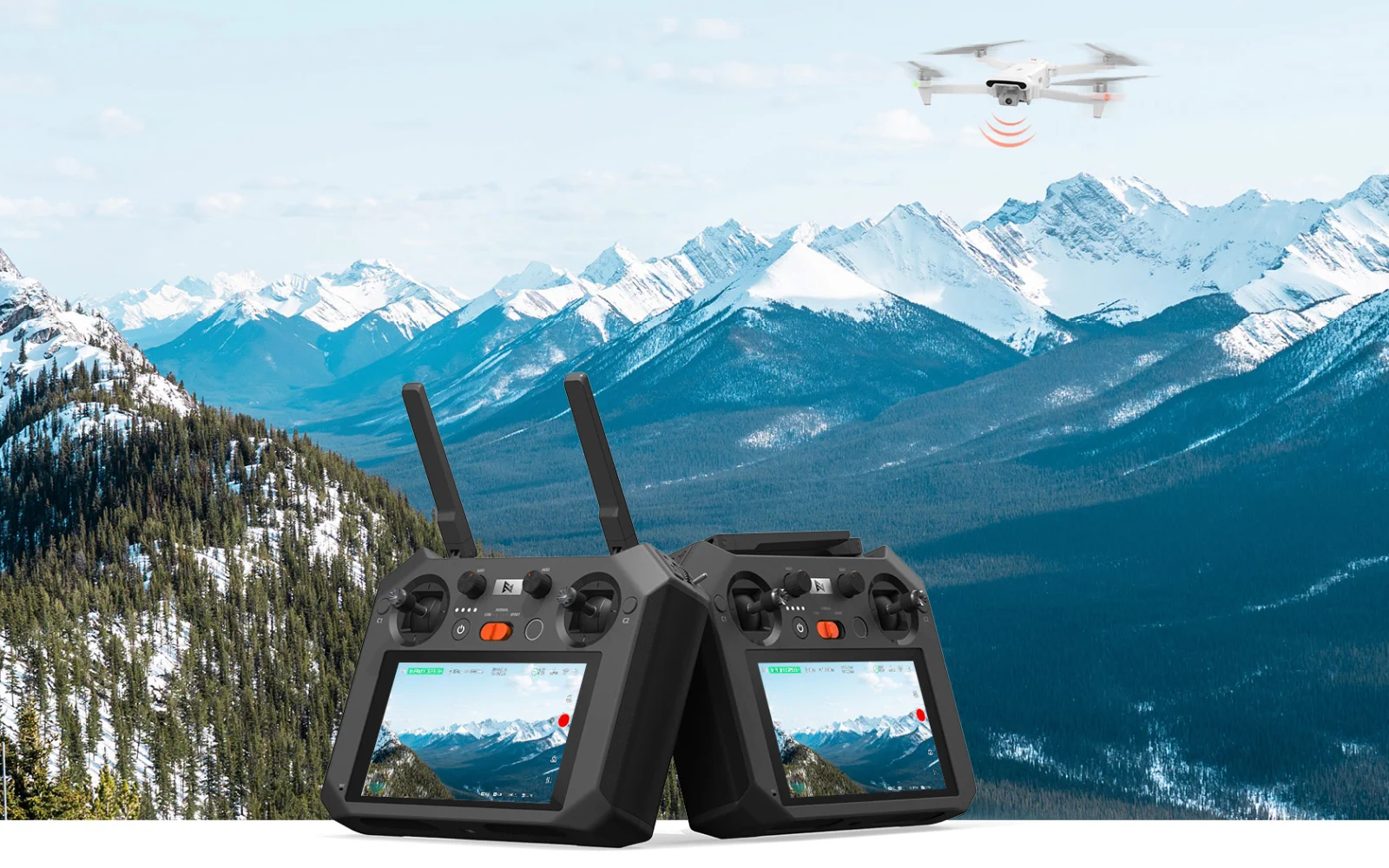 dos mandos para un dron fimi sobre un fondo de montañas nevadas y bosque. En la parte superior se ve un dron volando