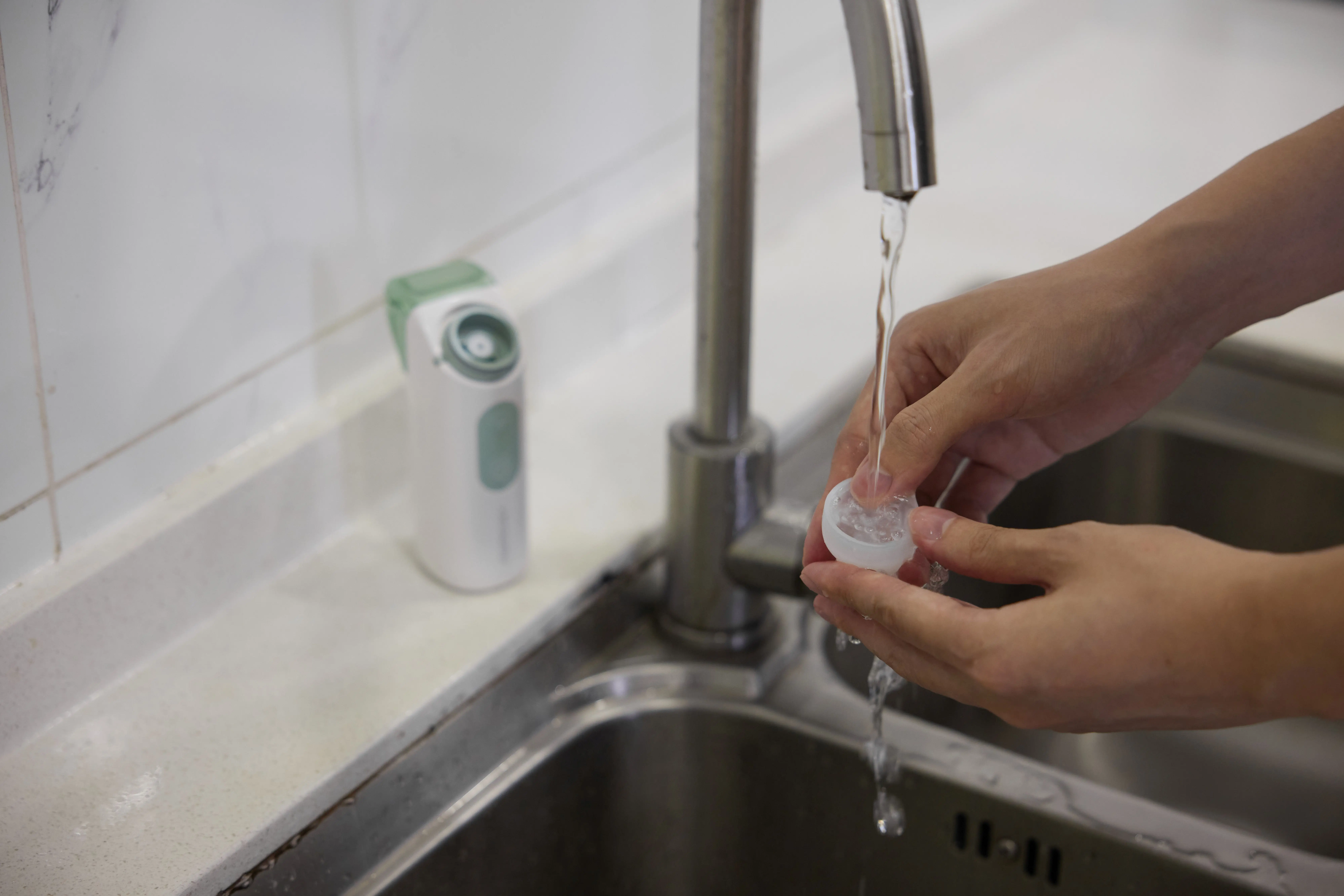 ASPIRADOR NASAL 2 EM 1 COM SPRAY BN02 MOMCOZY BABY