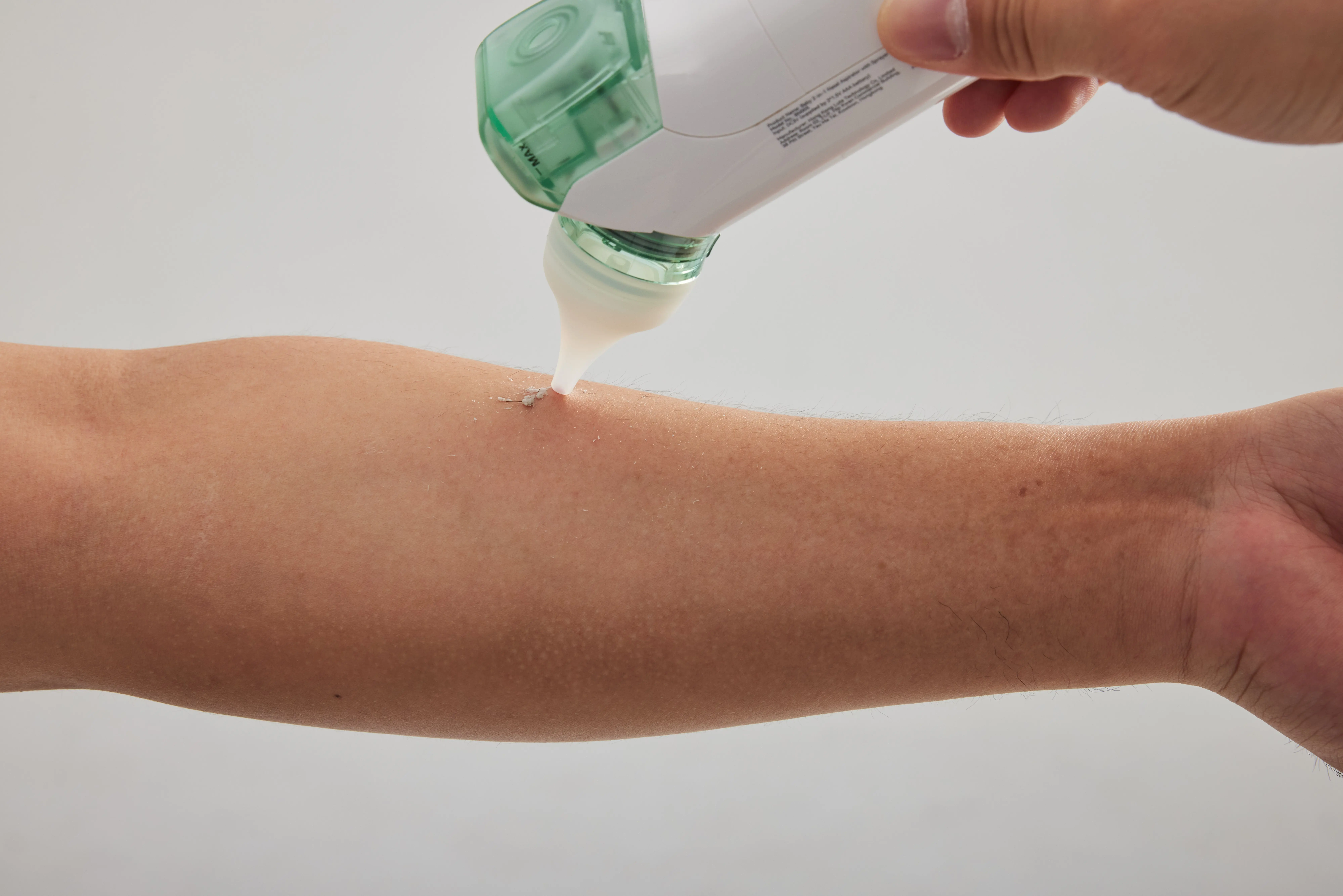 ASPIRADOR NASAL 2 EM 1 COM SPRAY BN02 MOMCOZY BABY