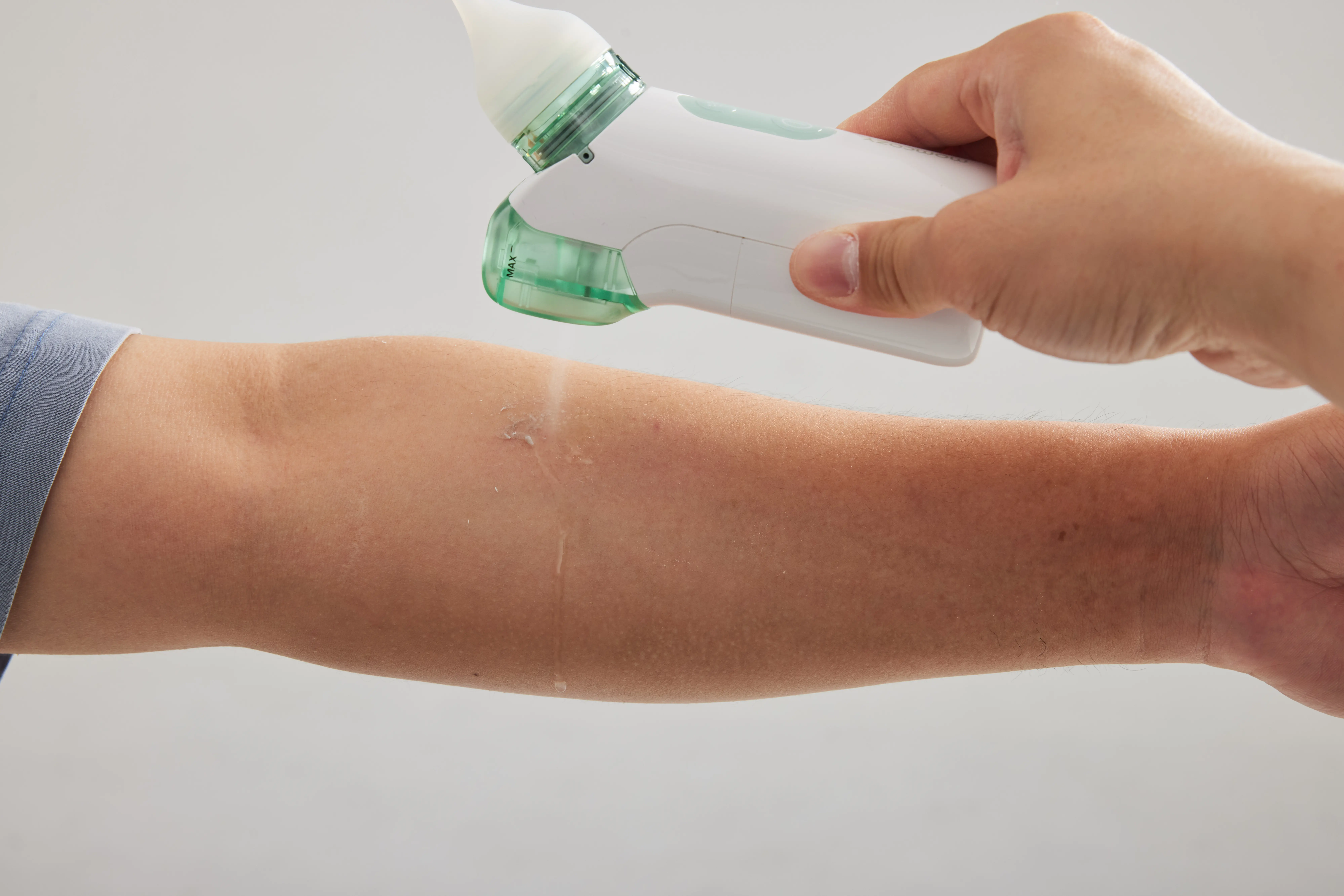 ASPIRADOR NASAL 2 EM 1 COM SPRAY BN02 MOMCOZY BABY