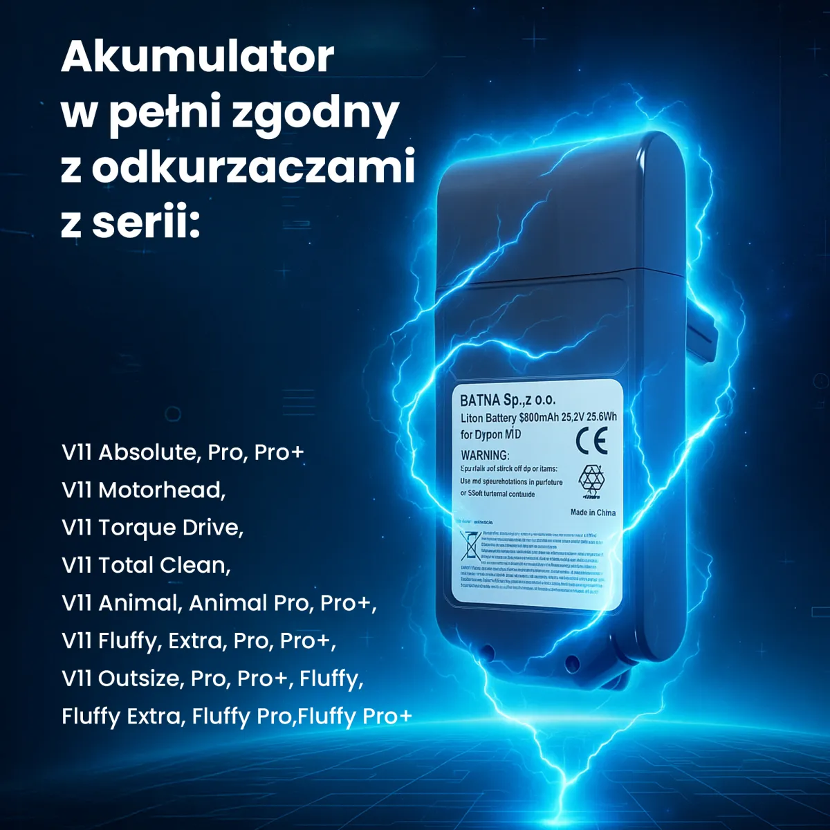 Spód baterii z naklejką informacyjną i certyfikatem CE na tle niebieskich wyładowań elektrycznych.