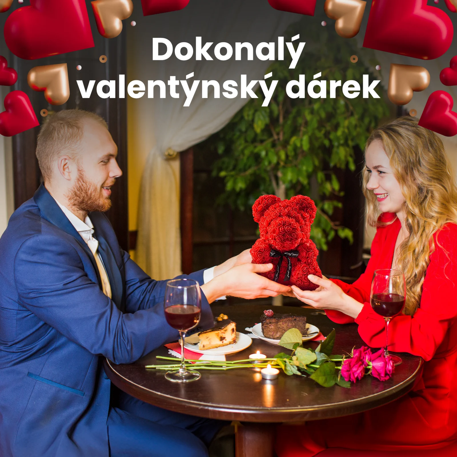 P&aacute;r se usm&iacute;v&aacute;, když sed&iacute; u stolu v restauraci a muž před&aacute;v&aacute; ženě červen&eacute;ho ply&scaron;ov&eacute;ho medv&iacute;dka s růžemi.