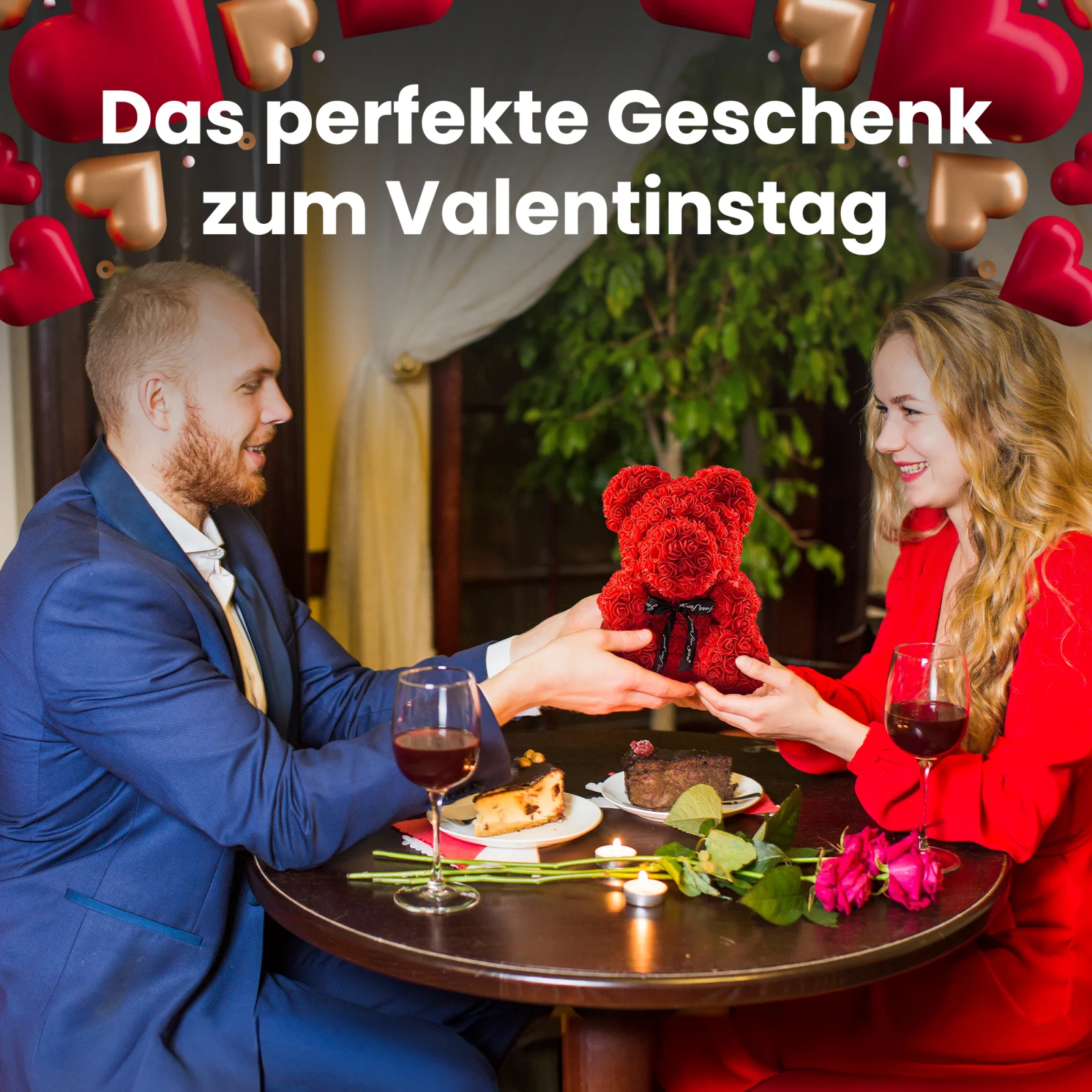 Das Paar sitzt l&auml;chelnd an einem Tisch in einem Restaurant und der Mann &uuml;berreicht der Frau einen roten Teddyb&auml;r mit Rosen.