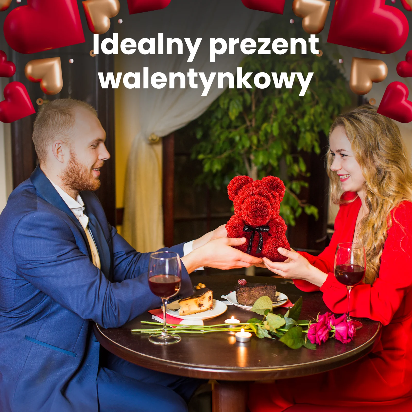 La pareja sonríe sentada a la mesa de un restaurante y el hombre entrega a la mujer un osito de peluche rojo con rosas