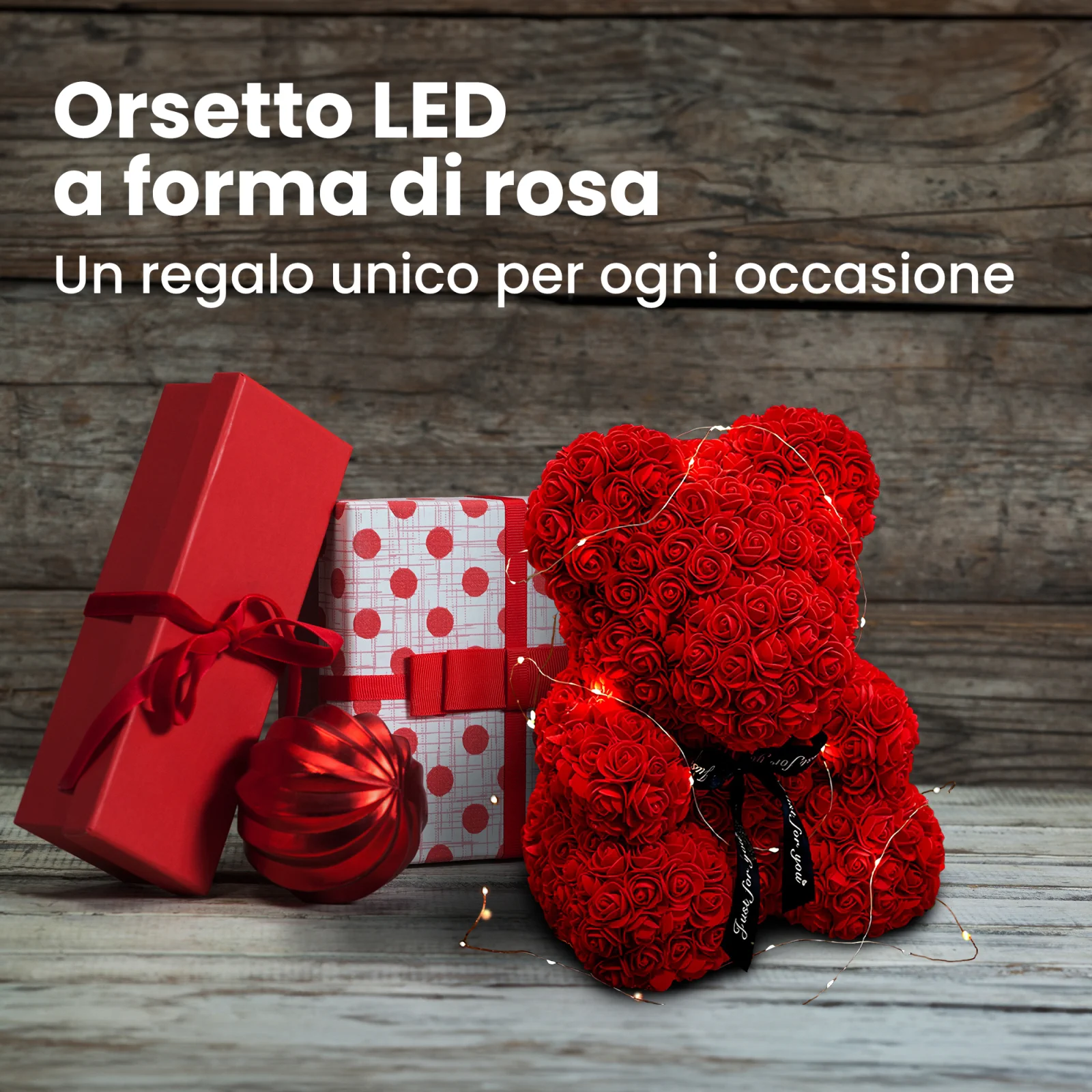 Un orsacchiotto con una rosa rossa, avvolto da luci LED, si trova accanto a due scatole regalo e a un gingillo.