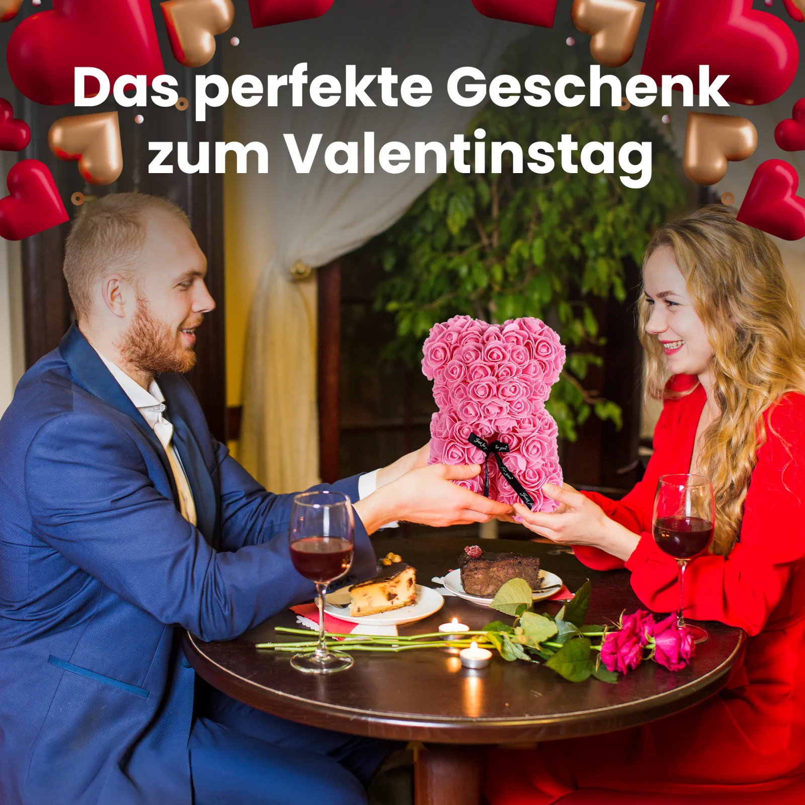 Das Paar sitzt l&auml;chelnd an einem Tisch in einem Restaurant und der Mann &uuml;berreicht der Frau einen rosa Teddyb&auml;r mit rosa