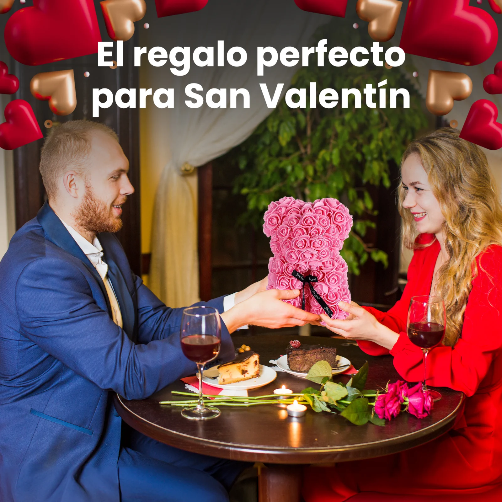 La pareja sonr&iacute;e mientras se sientan a la mesa en un restaurante y el hombre le entrega a la mujer un osito de peluche rosa con