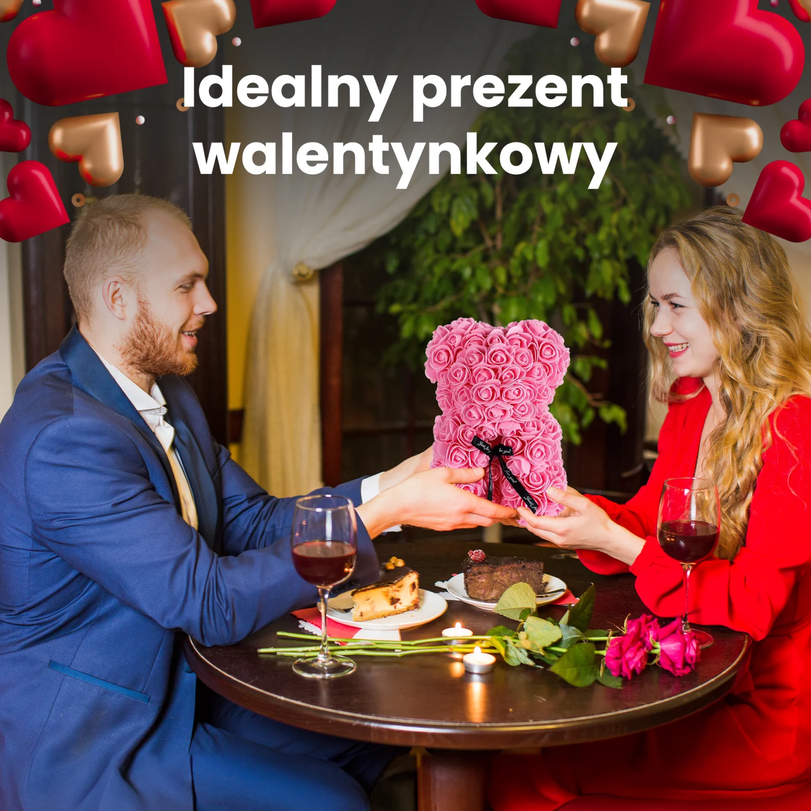 Para uśmiecha się, siedząc przy stole w restauracji, a mężczyzna wręcza kobiecie różowego misia z róż
