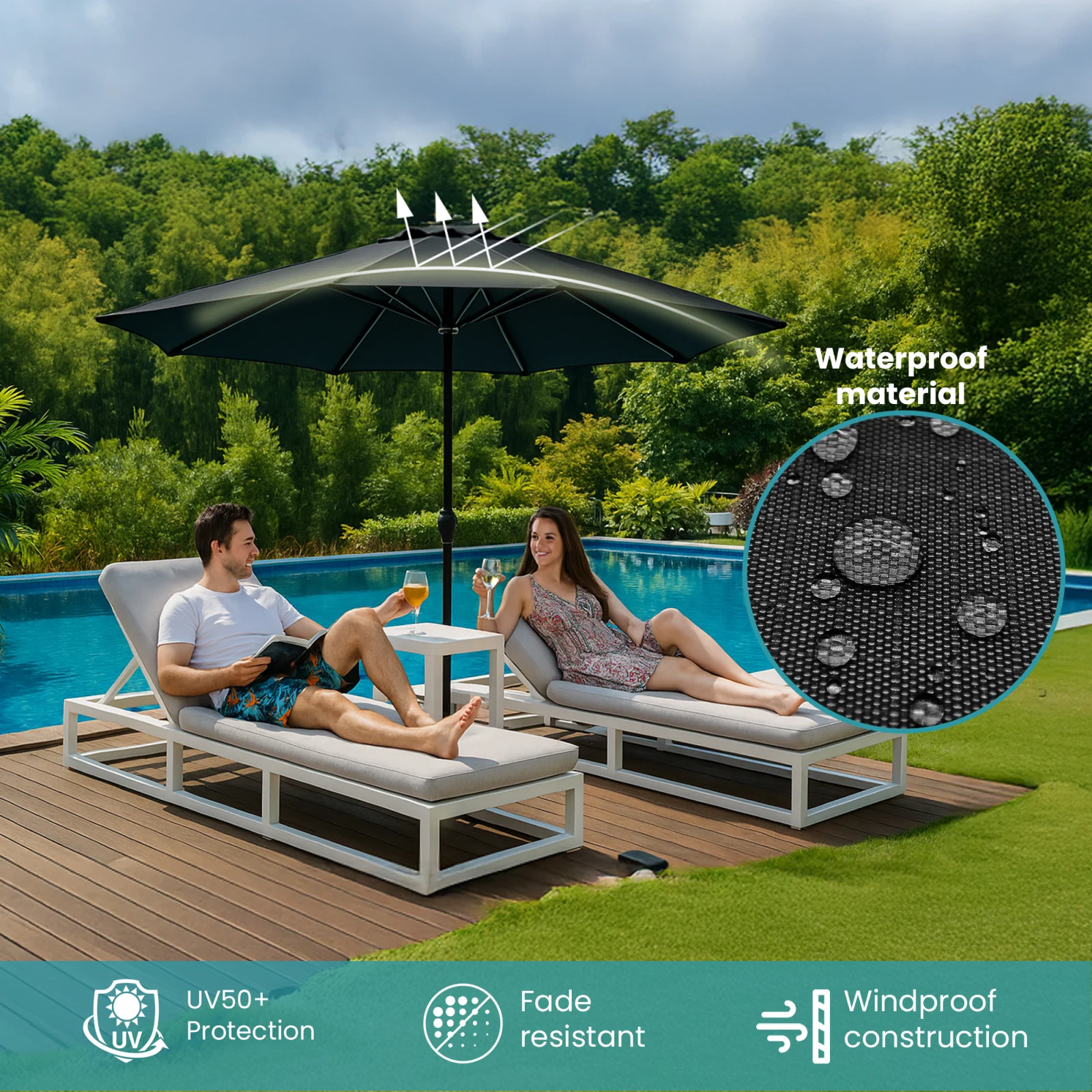 una pareja descansa en tumbonas junto a la piscina, bajo una gran sombrilla negra